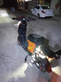 دراجة شحن للبيع نوع R9 لون برتقالي تحتوي على 5 بطاريات عادية بس زينة ي...