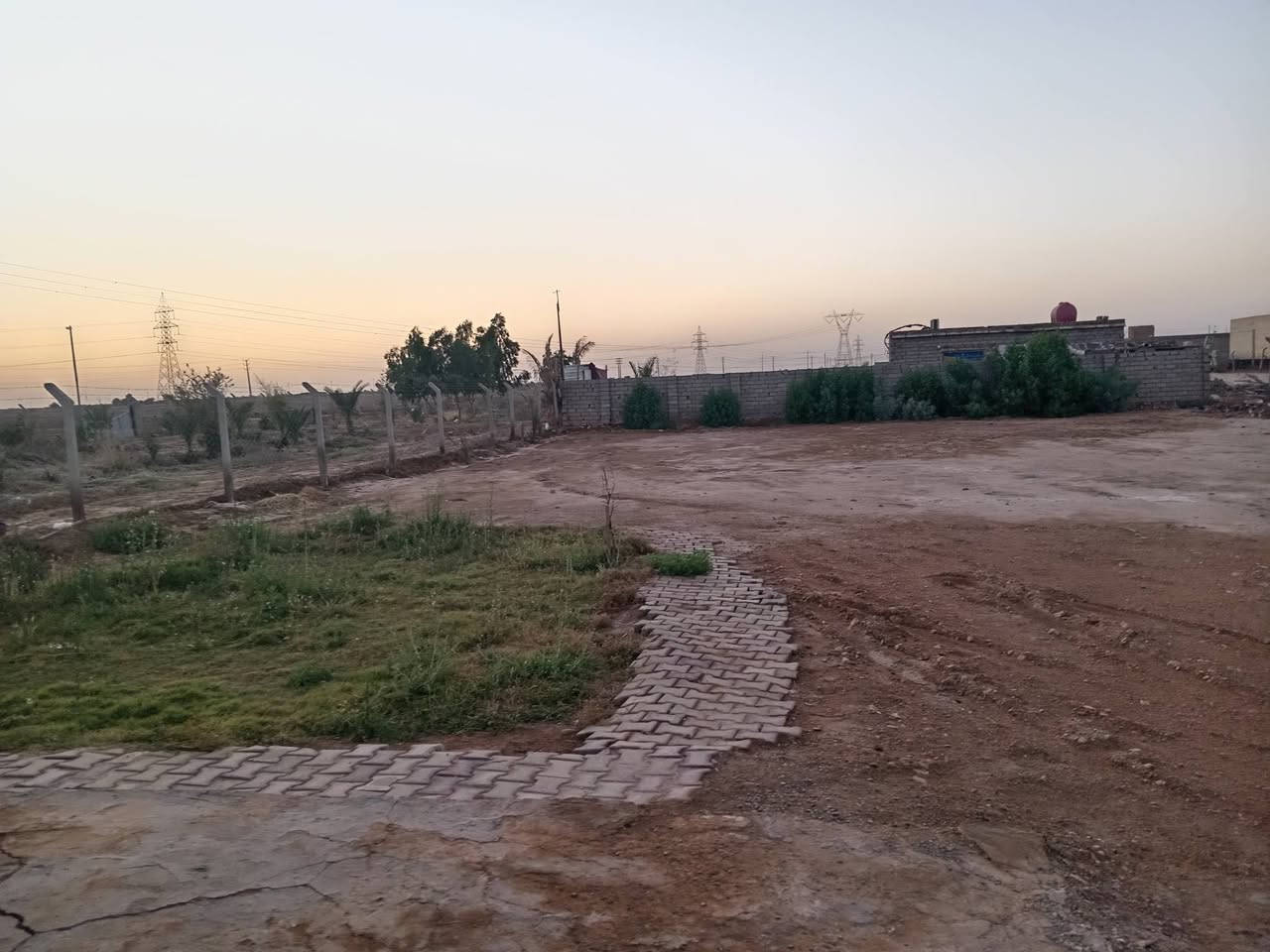 قطعه مساحتها ١٢٥٠ متر مربع تحتوي على غرفه نوم ومطبخ مع حمامات الموقع الحمزه الشرجي قرب معمل اللايلون التواصل على الرقم ***********
