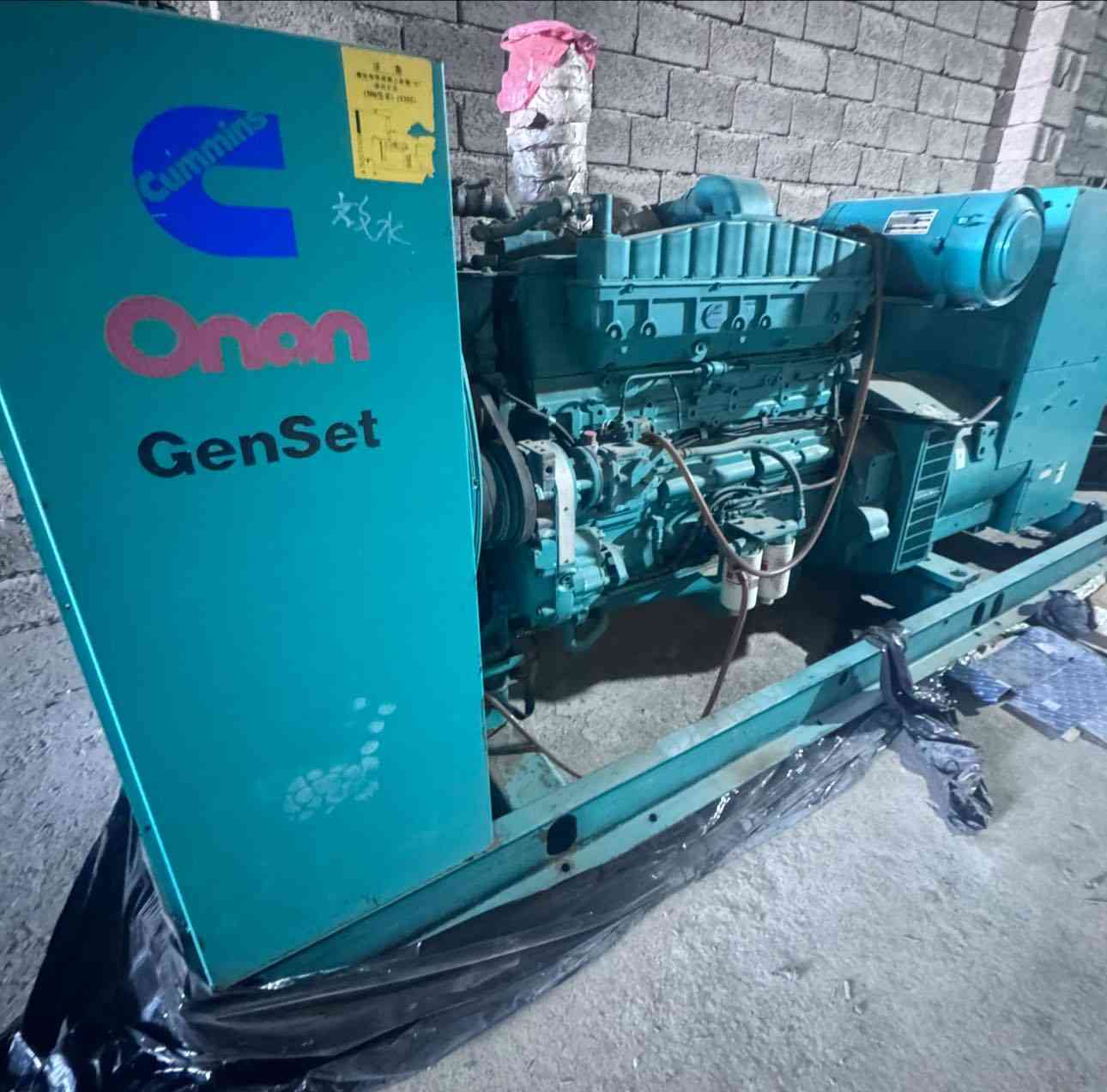 السلام عليكم 
مولد كمنز خمسه ونص زيتي كمشفت جبار
امريكي اونان 
400kv
وصول جديد 
شرط الحمل
للأستفسار/***********
ابو محمد الاعرجي
