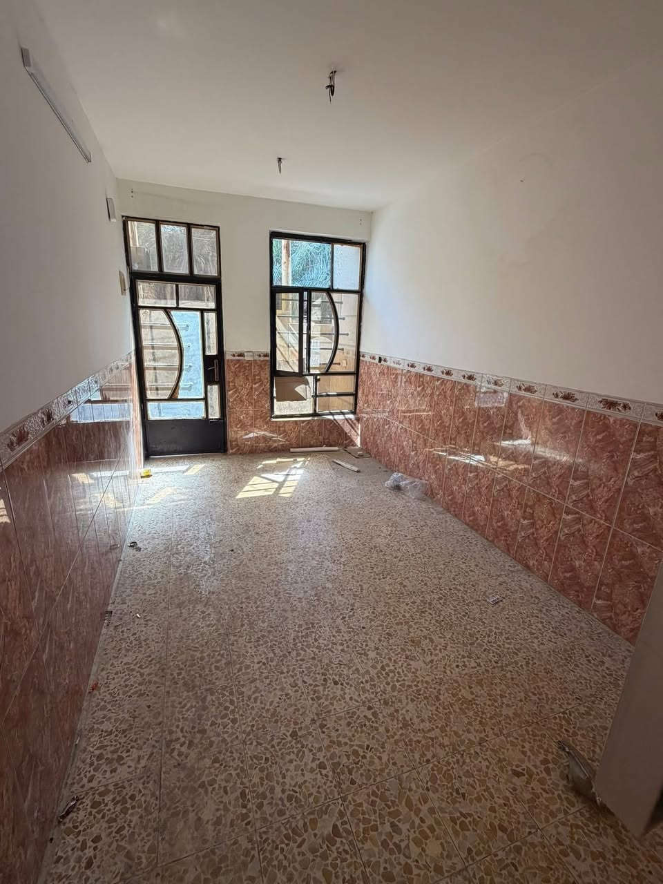 مشتمل للاجار الشعب خلف مطعم حجي عادل  استقبال
وخدمات ومطبخ وغرفتين نوم البيت مدخلين 

صاير ركن نضيف وايجاره مناسب جداً ٣٥٠ قفل 

معروض بمكتب الكناني ***********
