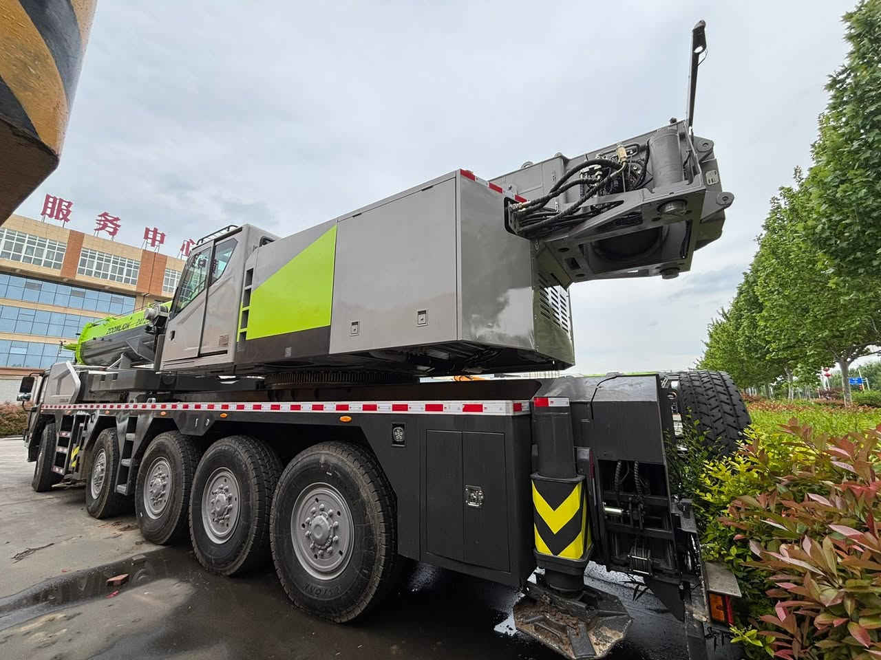 ZOOMLION ZAT1300V7 CRANE
出售2021年12月中联重科ZAT1300V7起重机，主臂73.5米，副臂2节，配重53吨，2个潍柴发动机，自动挡变速箱。5轴底盘，配385/95R25轮胎。联系电话/微信：+86 13526170326（杨）
WhatsApp:+86 ￼⁨135 2617 0326⁩

For sale: Zoomlion ZAT1300V7 all-terrain crane. Main boom length: 73.5 meters, counterweight: 53 tons, 
2 engines, automatic transmission. 
Contact number: +86 13526170326
WhatsApp:+86 13526170326
#Crane #ZOOMLION


**إذا كنت صاحب هذا الإعلان وتريد حذفه لأي سبب، رجاءا أرسل رسالة إلى الدعم الفني**