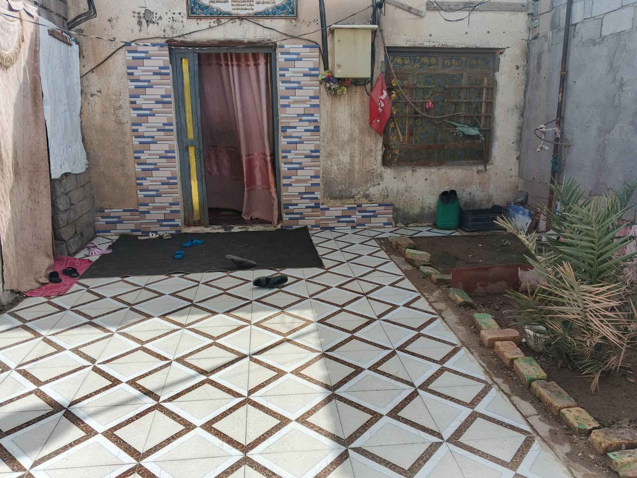 بيت زراعي للبيع مساحه 210 يحتوي على ثلاث غرف وصاله ومطبخ وصحيات وساحه جبيره وحديقه وديوانيه عوزه سكف بناء بلوك قريب ع شارع العام طريق سوق الشيوخ فضليه قرب طاقه كهرباء قديمه سعر 20 
***********

‏‪***********‬‏
