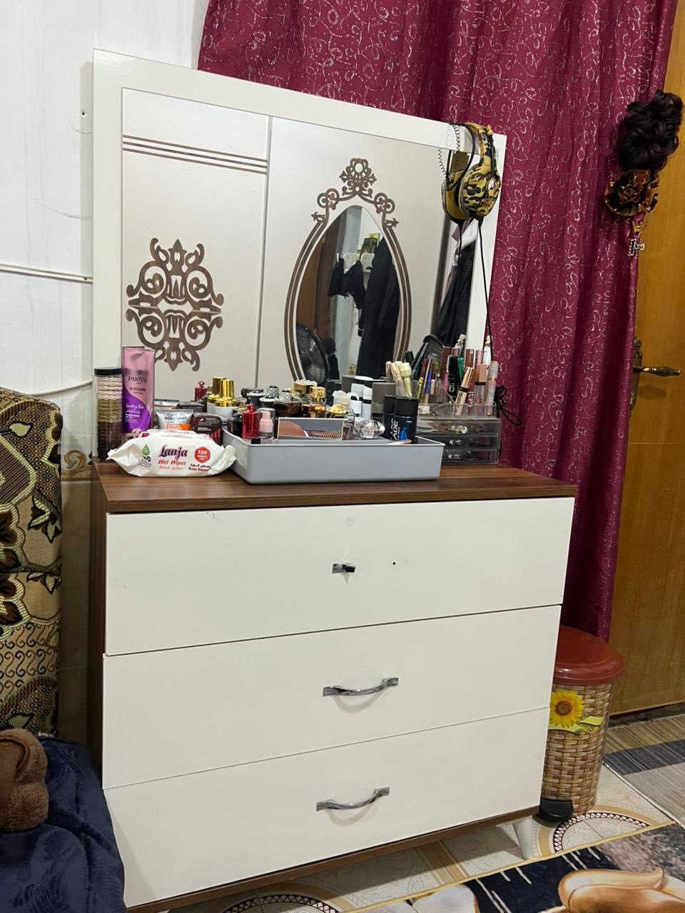 غرفه اخو الحديد مامفتوحه الياخذها اول فتحه الها شخط مابيها بس يده بالف دينار سعرها 250 اربيب هفلان ***********
