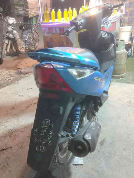 السلام عليكم دراجه ثعلب رمبه اعيد وأكرر رمبه دراجه لون مميز كفاله عامه فقط بيه بنز كلج اعتقد يحتاج تبديل ماشيه الف يعني زيرو صلاوات على محمد الدراجه تخبل العزيز كلبك متنطيه 
مكاني بغداد الشعله تجي تاخذه من باب البيت اكفلك مكينه وسرقه 
رقم الهاتف ***********
