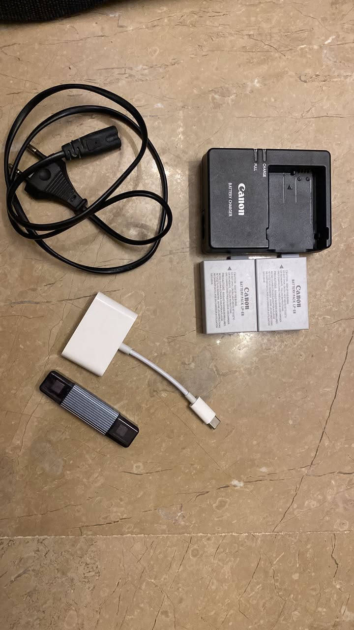 كامره 650d نظيفه كلش استعمال قليل 
يجي وياها عدسات 2
 55-255 +وعدسه الاصليه مالتها
وجنطه وشاحنتها و ثنين بطاريات الاصليه وكامل ملحقاتها .

عنوان كربلاء على الرقم ***********
