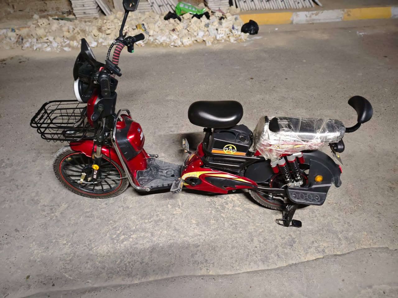 دراجه للبيع او مراوس
مواصفاته:

الموديل:2026

البطاريات: 5 بطاريات.60 فولت. نوعيه ونلي الاصلي 

بلوتوث 

الملف:1200 

لايت عالي ناصي اشاير 
الدراجه ما صارله شهرين من جبته 
الدراجه لوك فول نظافه ربع ماتحط عليها


**إذا كنت صاحب هذا الإعلان وتريد حذفه لأي سبب، رجاءا أرسل رسالة إلى الدعم الفني**