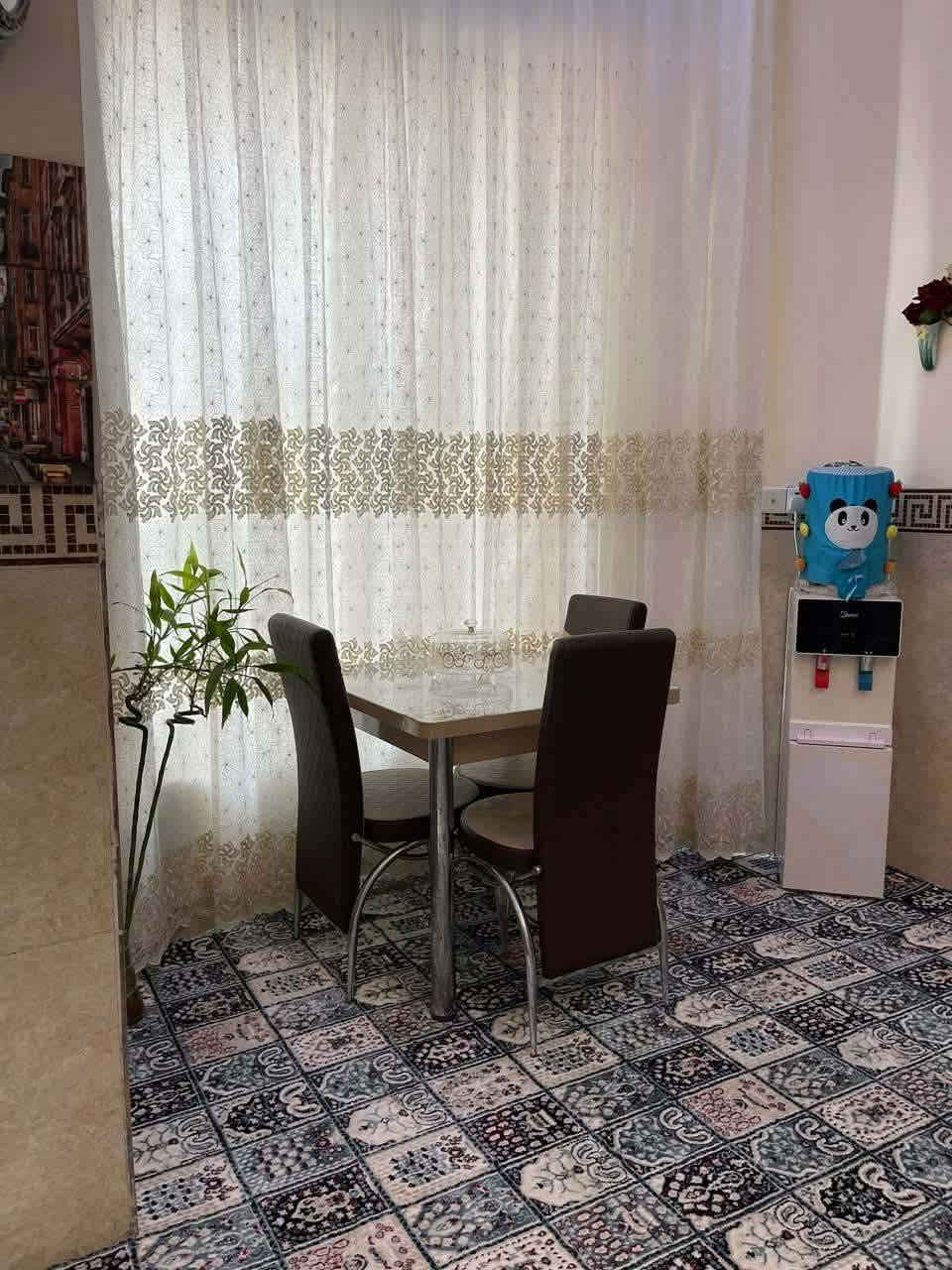 بيت بحي الجاير مقابل حي الشرطة ثالث بيت عن حولي 100طابق واحد 100متر  بظهر التجاري شارع مقرنص 7 متر والشارع نهايته مغلقه وعدد البيوت بالشارع تقريب 15 بيت مكان جدا مناسب للسكن او يصلح حسينه علما سعر المتر بظهر البيت 3 مليون 
السعر  185
***********
ابو ليان
