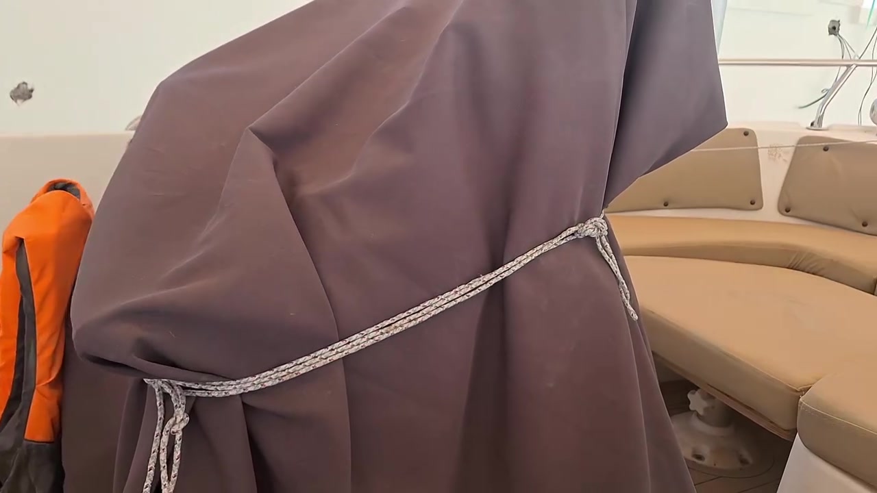 السلام عليكم 
متوفر زورق تركي المنشأ بحالة جيدة جداً ( اخو الجديد ) كما في الصور ساعات التشغيل الفعلية اقل من 15 ساعة المانفيست والاوراق موجودة 
سنة الصنع 2025 
للمزيد الاتصال بالرقم 
***********
تفاصيل القارب حسب المصنع المصنع 
قارب بحري 4.95 أونصة

الموديل: قارب بحري 4.95 سالسا ديلوكس
النوع: متوافق مع محرك خارجي
فئة الاعتماد: الفئة أ
فئة التصميم: الفئة ج
طول القارب: 4.95 متر
الحجم: 2.15 متر
الحجم المتاح: 1.00 متر
الأبعاد: 80 سم
الوزن بدون محرك: 450 كجم
سعة الحمولة: 900 كجم سعة الركاب: 6 أشخاص
عدد الخزائن: 6
قوة المحرك المُطوّرة: بين 70 حصانًا
أبيض

الملحقات المشمولة 
: مظلة شمسية من الكروم
سلم من الكروم
طقم وسائد مبطنة
درابزين من الكروم
أرضية من خشب الساج
طاولة محمولة
مشغل أشرطة وسماعة بحرية
مضخة تصريف مياه أوتوماتيكية
إضاءة جانبية (يمين ويسار)
ولاعة سجائر 12 فولت
لوحة مفاتيح
كشاف LED مُدمج
سارية علم مُضاءة
عمود ربط من الكروم
خطاف سحب من الكروم
ملحقات إضافية يتضمن القارب جهاز سونار لكشف الاسماك
