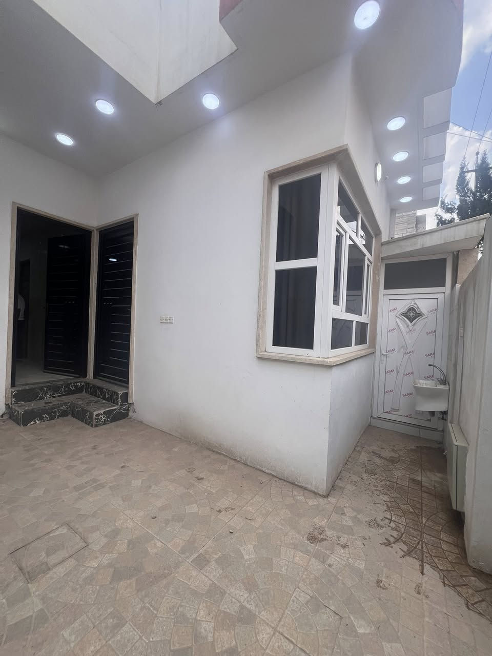 دار سكني (( للإيجار )) بناء حديث طابق واحد  

مساحة الدار▪️100 م2 الواجهه 7 متر 
موقع العقار ▪️ حي الانتصار / قريب من شارع 60  
                          
                       👇🏻 مواصفات العقار  👇🏻

🔺الطابق الاول 

غرفة نوم عدد 1➕ استقبال ➕هول
➕ مطبخ ➕ صحيات ➕ كراج 

   للاستفسار أكثر زيارة مكتب أيسر الشيخ للعقار
📍الموقع:[ الموصل / الوحده / مقابل جامع الودود وسانكو مول ]

📞 التواصل:

☎️ وسام الحمداني : *********** 
☎️   أيمن الشيخ : *********** 

💵  سعر الايجار  ( 300،000 ) الف سعر نهائي
