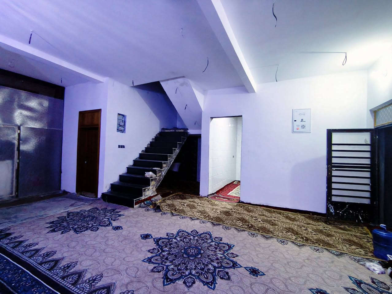 سلام عليكم/ بيت للبيع المساحة 350
متكون من غرفتين 6*4 صالة 8*7 مطبخ 5*4 ستقبال 10*4
صحيات داخلية + خارجية + قطعة بصفة 100م حديقة 
العمل بإشراف مهندس وتكدر اجيب مهندس يشرف علية 
البناء 2026 باقي على الرضية فول مواصفات 
الساس صب كونكريت  طابوك الحلاوي كهرباء السيفال النقاط ميلانو الماء سمارت خلاطات تسكة  تئسيس اخر صدار فول
لبخ سمنت وجص وبورك نضام كاميرات+ انترنت 
خدمات كاملة كهرباء ماء تبليط بلدية تجيك الباب 
الموقع يبعد عن باب إلمام الحمزة 500,متر /
سند 25 مداور سهم  + بي معاملة بل طابو مشمول 
السعر 68   سعر القطعة يمة 200 م  ب 15 مليون 
يعني بيت بل عافية على الياخذة  /  
ملاحظة غير فلوسة ما زايد علية  / ومال جناي البناء
سبب البيع بعيد عن عملي /

صاحب الدار ***********
