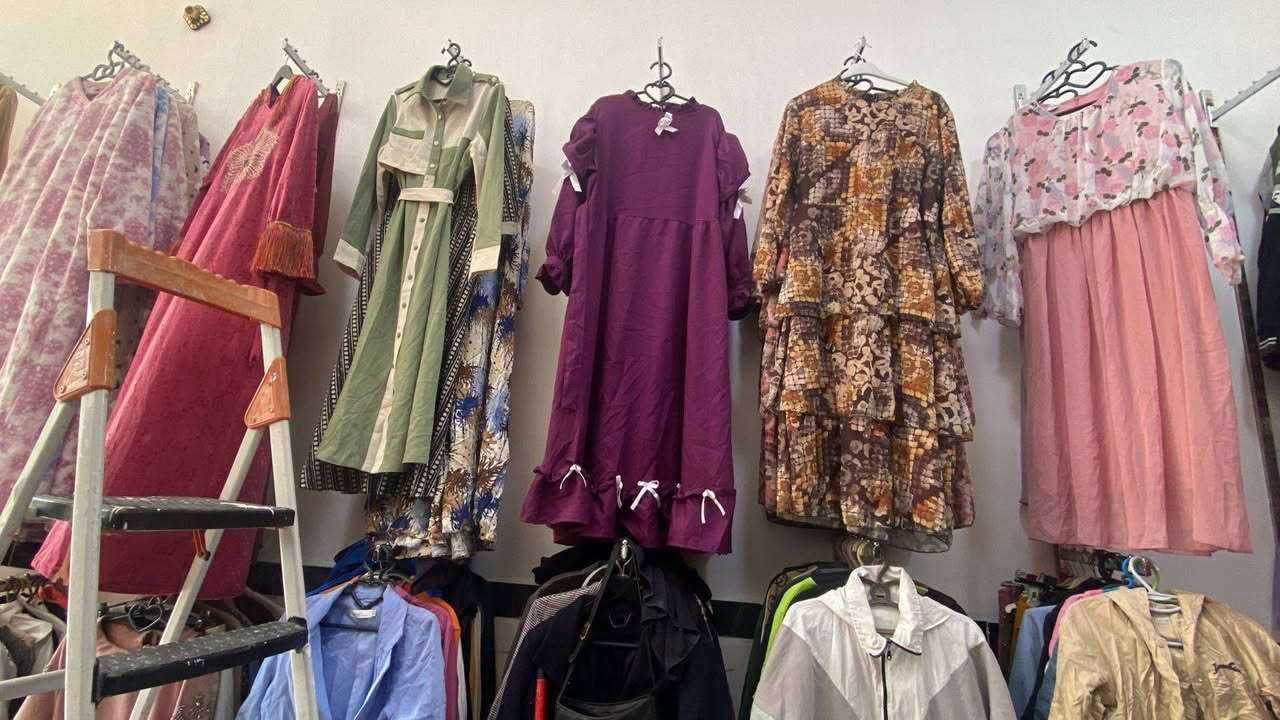 شروه محل كامل ملابس نسائيه واطفال اقل من سعر الجمله  للإستفسار اتصل عالرقم او واتساب ***********
