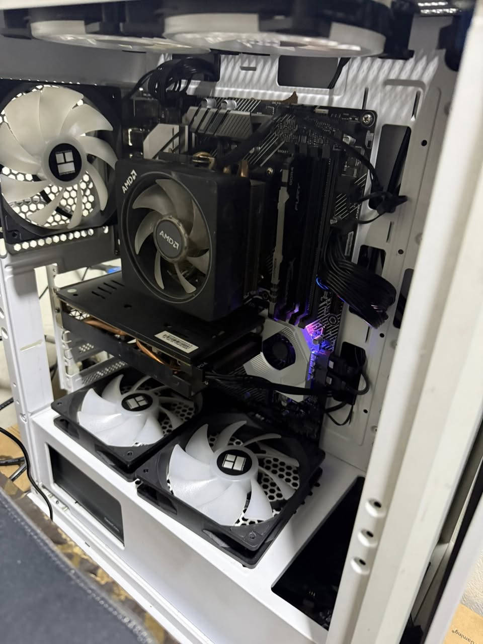 السلام عليكم
معالج r9 3900x
كرت شاشه rx 580 8gb
مذربورد asus prime x570
رامات هايبر اكس فيوري 16g
ssd 256وهارد1تيرة
بورسبلاي700واط من شركة ثرمل رايت 
كيس خمس مراوح 
شاشة acer60هرتز
كيبورد ميكانيك وايرلس
ماوس كيمنك وماوس باد المستطيله الضخمه rgb
يعني تجميعه متكاملة وقابله للتطوير من كل النواحي
شباب عليكم الله لايدخل بس الجاد بالشراء
والي مايشتري نشالله الله يرزقه بالأحسن منه بألف مرة
السعر ٦٠٠الف وبيهة مجال بسيط
للتواصل***********
