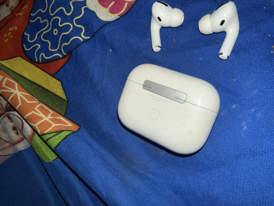 السلام عليكم حبايب القلب سماعة ابل برو جيل الاول صوت يخبل وامانة الله شحنهة يطول 3 ايام اربعة حسب الاستعمال  نضافتهة 85 بل مية اصلية وتجي تاخذهة من باب بيتنة 
ب100 وبيهة مجال عنواني بغداد جامع النداء***********
