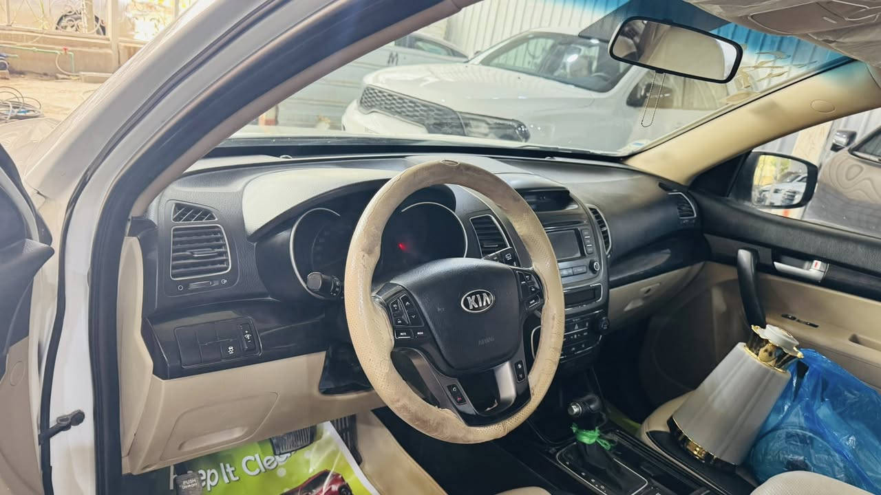 للبيع سورنتو 2014 خليجي جديده بمعنى الكلمه 
محرك 6 سلندر عدد الركاب 7 راكب بصمه تشغيل بردات خلفيه. السياره بيها قطعه صبغ فقط جاملغ. تخم تايرجديد حداده جديده السعر ١٧٨ العنوان ذي قار ***********
