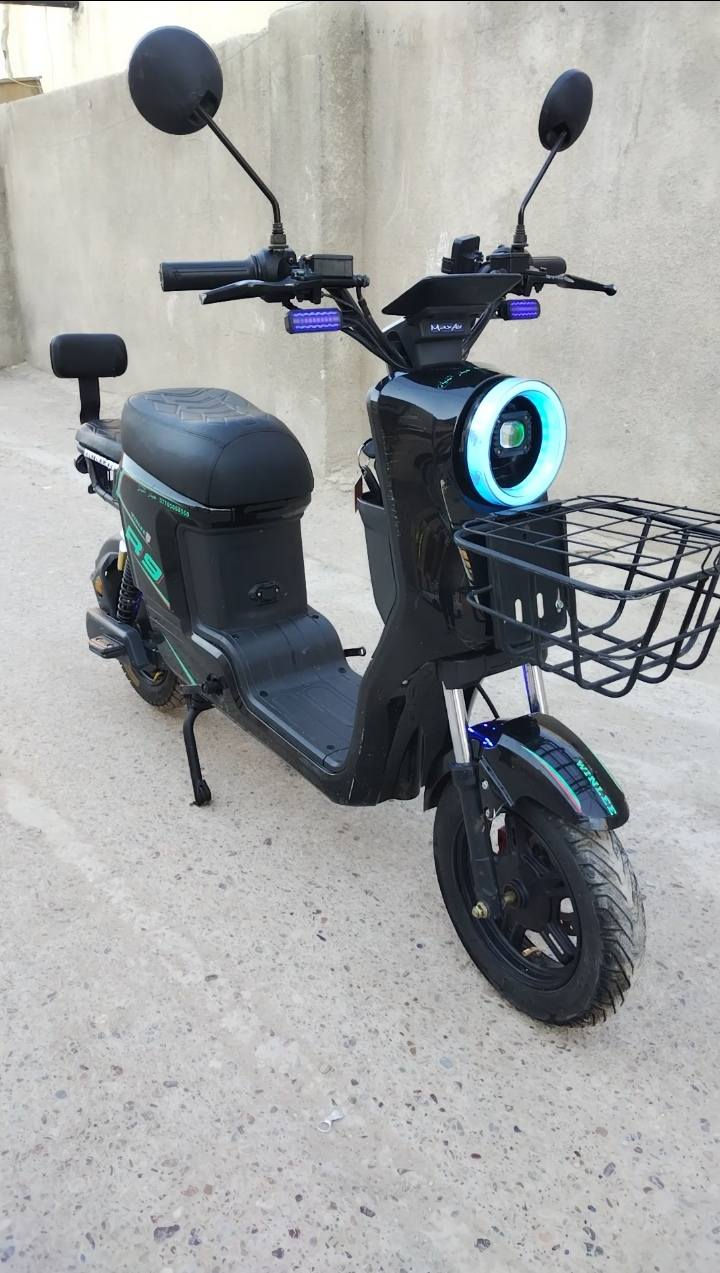 السلام عليكم دراجه R9 نضيفه وكامله لون اسود الدراجه. 5 بطاريات شركه ونلي سرعه 99
دراجه تجي بصمه تشغيل عن بعد 
وسويج كارت تشغيل NFC 
وياه شاحنه الاصليه البلاديه ودراجه تحتوي نشرات لد امامي خلفي وتحتوي على لايت زنون ثلجي ومري اصلي 

السعر 375 وبيه مجال 
العنوان بغداد الامين 
للاستفسار ***********
