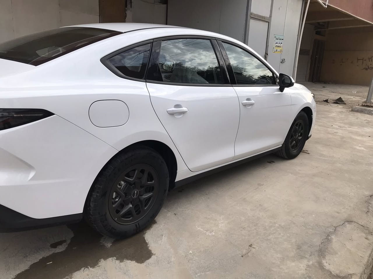 السلام عليكم سيل 5داخل بيجي واسود ماشيه ٢٩٠٠ السياره مكفوله مرقم بغداد مكان السيارة بغداد حي اور السعر ١٨و٤٠٠  للتواصل ***********
