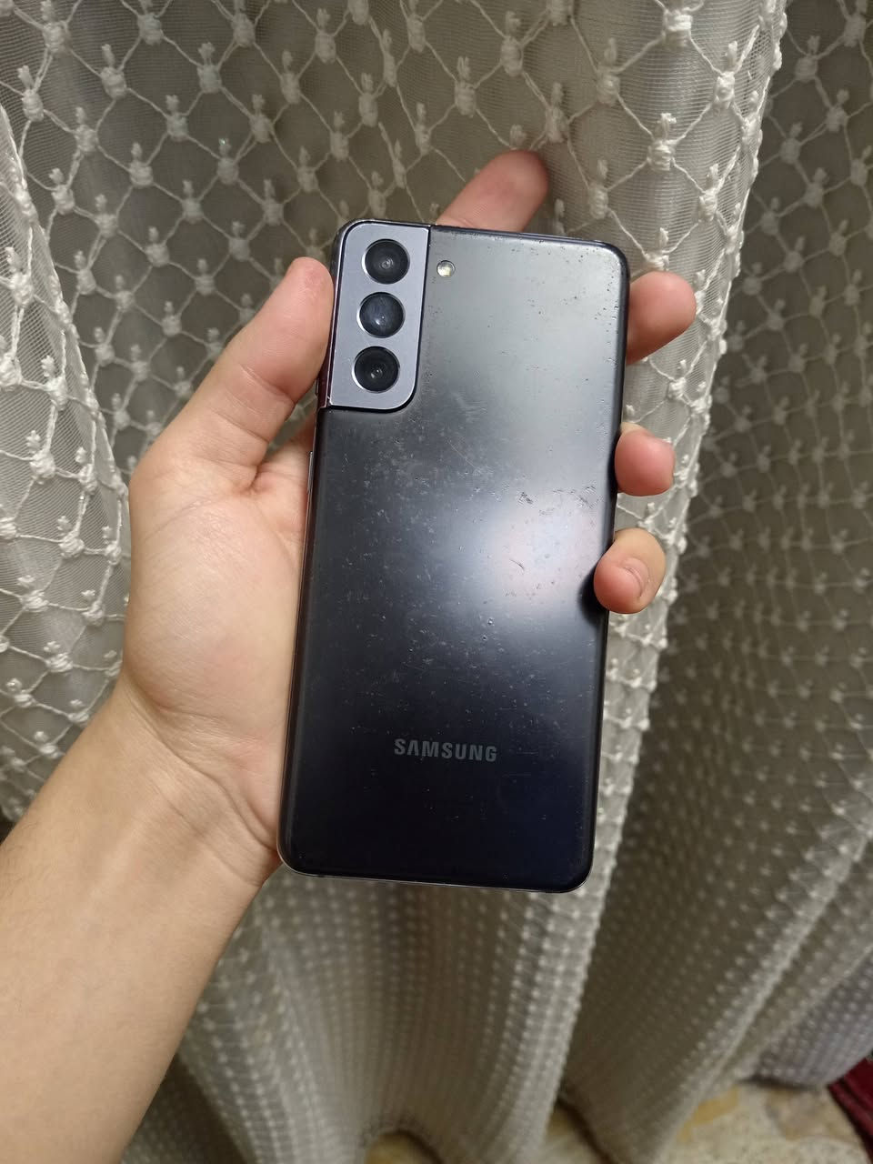 للبيع: Samsung Galaxy S21 5G (مستعمل)• الاسم: Samsung Galaxy S21 5G
• الحالة: مستعمل
• التخزين: 128GB
• RAM: 8GB
 الشاشة
• دقة +FHD (1080×2400)
• كثافة 421ppi
• تردد متكيف لحد 120Hz
 الاتصال
• يدعم 5G
• Wi-Fi 6
• NFC
 البطارية والشحن
• السعة: 4000mAh
• شحن سريع 25W (الشاحن غير موجود)
• شحن لاسلكي 15W
• شحن لاسلكي عكسي
 الكاميرا والفيديو
• تصوير 8K بمعدل 24fps
• تصوير 4K بمعدل 60fps
يشغل جميع الألعاب 120 فريم
 ملاحظات مهمة (اقرأ قبل لا تتصل)
• الجهاز أمريكي
• فتحة السيم موجودة لكن السيم كارت ما يشتغل
• مناسب استخدام واي فاي فقط
• بيه شخوط/نقاط بالظهر بسبب الاستعمال (شي تجميلي فقط، ما يأثر على الأداء)
 السعر: ___ (200 وبيه مجال 
بسيط )
المكان بغداد الحرية
الرقم / ***********
يجي وياه توصاله سماعة + شاحنة
