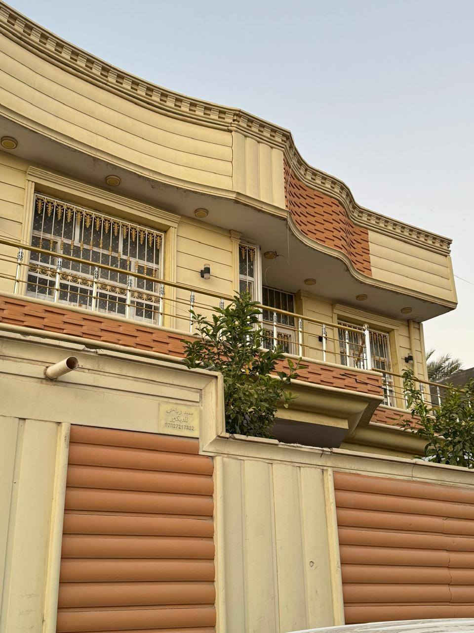 #للبيع #للبيع #مشتمل #ركن 
 
للبيع مشتمل طابقين موقع مميز ركن على شارعين طابو ملك صرف 

 بناء درجه اولى 🏛

 مساحه ١٧٠ متر 🏡
واجه ١٠ متر 🏡
نزال ١٧ ونصف متر 🏡

يقع على شارعين بعرض ١٠متر 🍁

سنة البناء ٢٠١٤ 🌍

يتكون الشتمل من طابقين الطابق الأول 🏡  

استقبال ٥ × ٥ 🏡
صاله ٥ × ٦ 🏡
غرفة نوم ٥ × ٥ 🏡
مطبخ ٥ × ٤ 🏡
منور ٢ × ٣ 🍁
صحيات داخليه وصحيات خارجيه 🏡

الارضيه بورسلين والبناء طابوك والسقف صب مسلح 🏡
كراج مع  حديقه  🏡

 الطابق الثاني 🍁

غرف نوم ٥ × ٤ 🍁
غرفة نوم ٥ × ٤ 🍁
غرفة نوم أطفال ٣ × ٣ 🍁
صاله ٤ × ٥ 🍁
صحيات في الطابق الثاني 🍁

تتوفر فيها جميع الخدمات السكن 🍁🍁🍁🍁

باقي التفاصيل موضحه في مقطع فيديو والصور 📷
 
الموقع بابل قضاء المحاويل حي ١٧ خلف مركز الشباب 🏛

🌿🌿🌿🌿🌿🌿🌿🌿🌿🌿🌿🌿🌿
#للإستفسار اكثر او معرفة السعر يرجى مراسلتنا او  الاتصال على الارقام التاليه او زياره #مكتب #عقارات #اراضي #المحاويل الكائن في قضاء المحاويل حي ١٧ قرب #مقهى الصياد القديم 
*********** / *********** حسين أبو شمس
