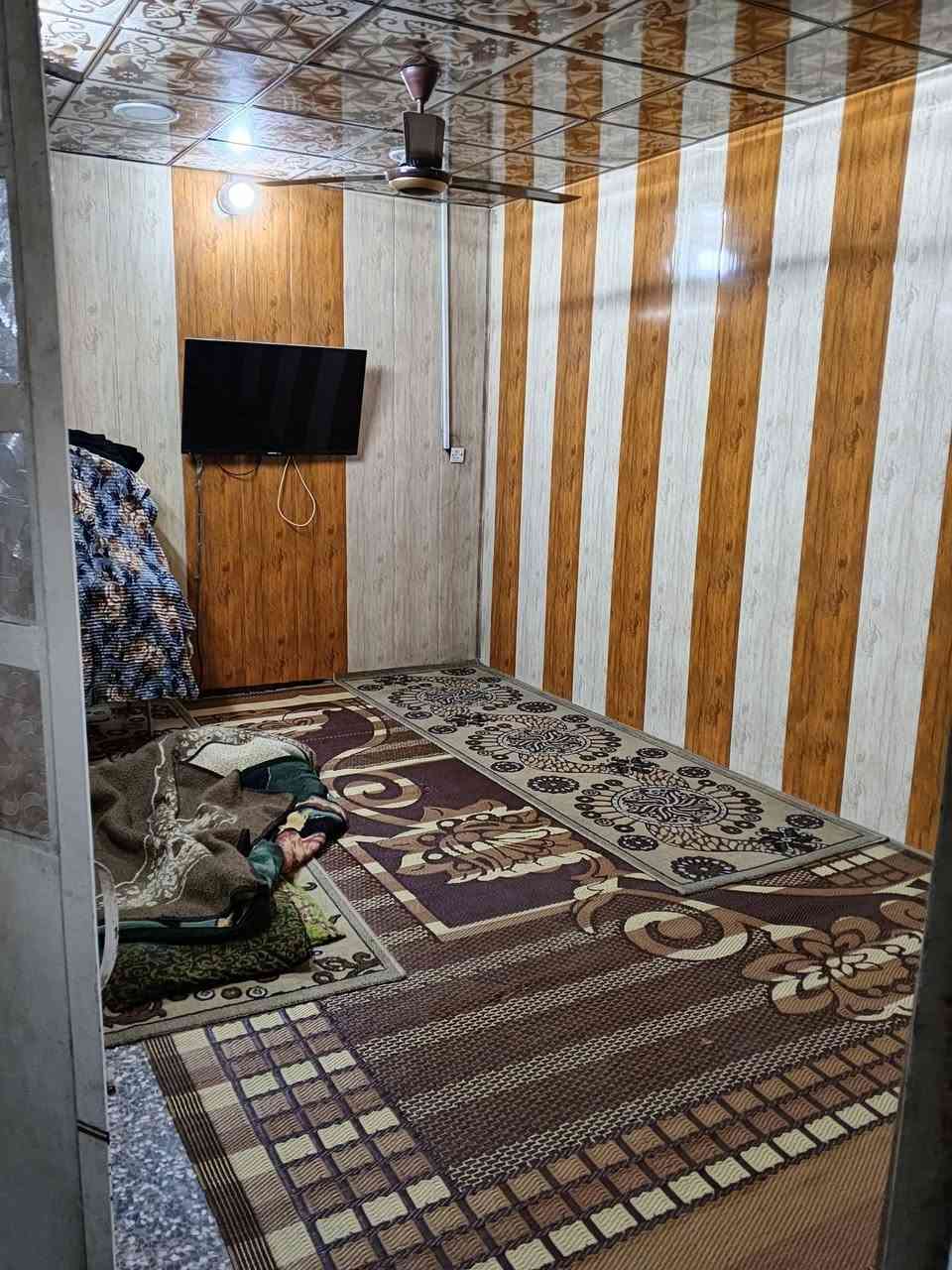 السلام عليكم بيت للبيع سبع قصور مقابل شارع ابو احمد مجاور حسنيه صدر الاخلاق مقابيلها الفرع كافة خدمات بي متوفر ماء مجاري كهرباء جديدة تبليط  مساحه 100 متر  الوجهيه(5) والنزال (20)بيت عكاده بناء قديم  ناصي على شارع يحتاجله ترميم أو تفليش حسب رئيكم  طابو زراعي سند 25 السعر 25 بي مجال الشراء فقط الاستفسار ***********يوجد واتساب رجائن معلومات كامله تخص
 الببت
