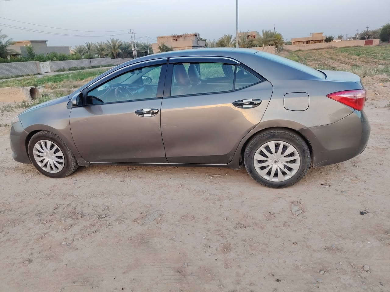 كورلا2017 فئة LE للبيع 🚗
رقم شمالي تحويل مباشر ✔️

✅ مكينة مكفولة
✅ كير مكفول
✅ تحكم سترين
✅ شاشة
✅ كامرة خلفية
✅ تبريد تتدفه 
 صور الحادث سونار مرفق مع الصور
مكان السياره ديالي
السعر 120  وبيها مجال .
***********
