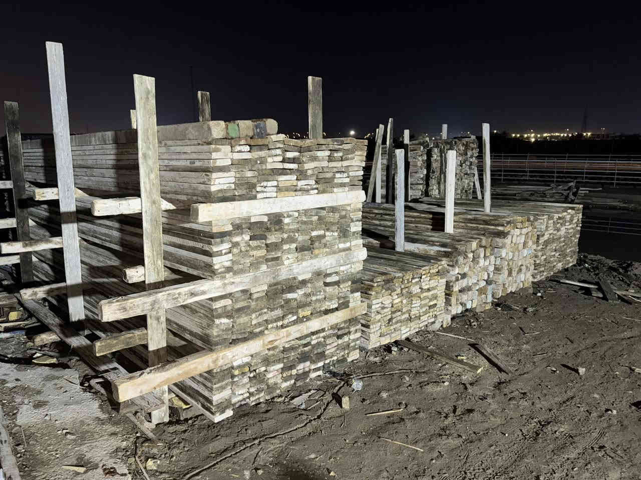 قالب خشب روسي انج تارس 25 نظيف 
العدد 13 مكعب للبيع 

العنوان حله شارع 60

الهاتف *********** - ***********
