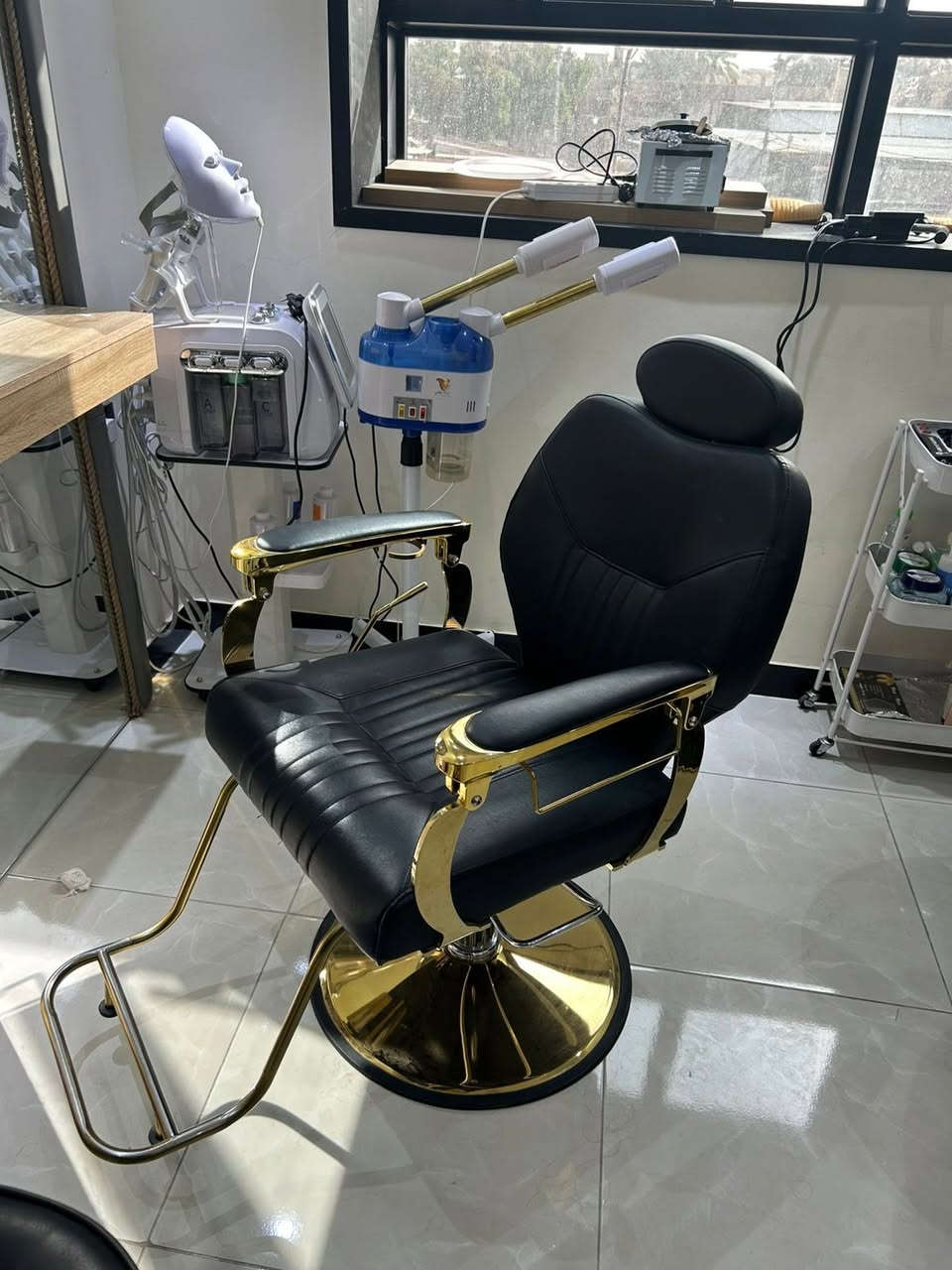 السلام عليكم ، للبيع 
معدات حلاقة رجالي نظيف جدا استخدام اقل الشهرين 
الكرسي الصغير السعر 150 وبي مجال 
الكرسي الكبير السعر 250 وبي مجال 
المرايات شغلهن طلب خاص يعني مو جاهز سعر المراية الوحدة 200 وبيهة مجال 
جهاز تنظيف البشرة جديد غير مستعمل السعر 300 وبي مجال
العنوان : بغداد الكرخ حي الجامعة للتواصل الرقم : *********** وموجود بي واتساب هم
