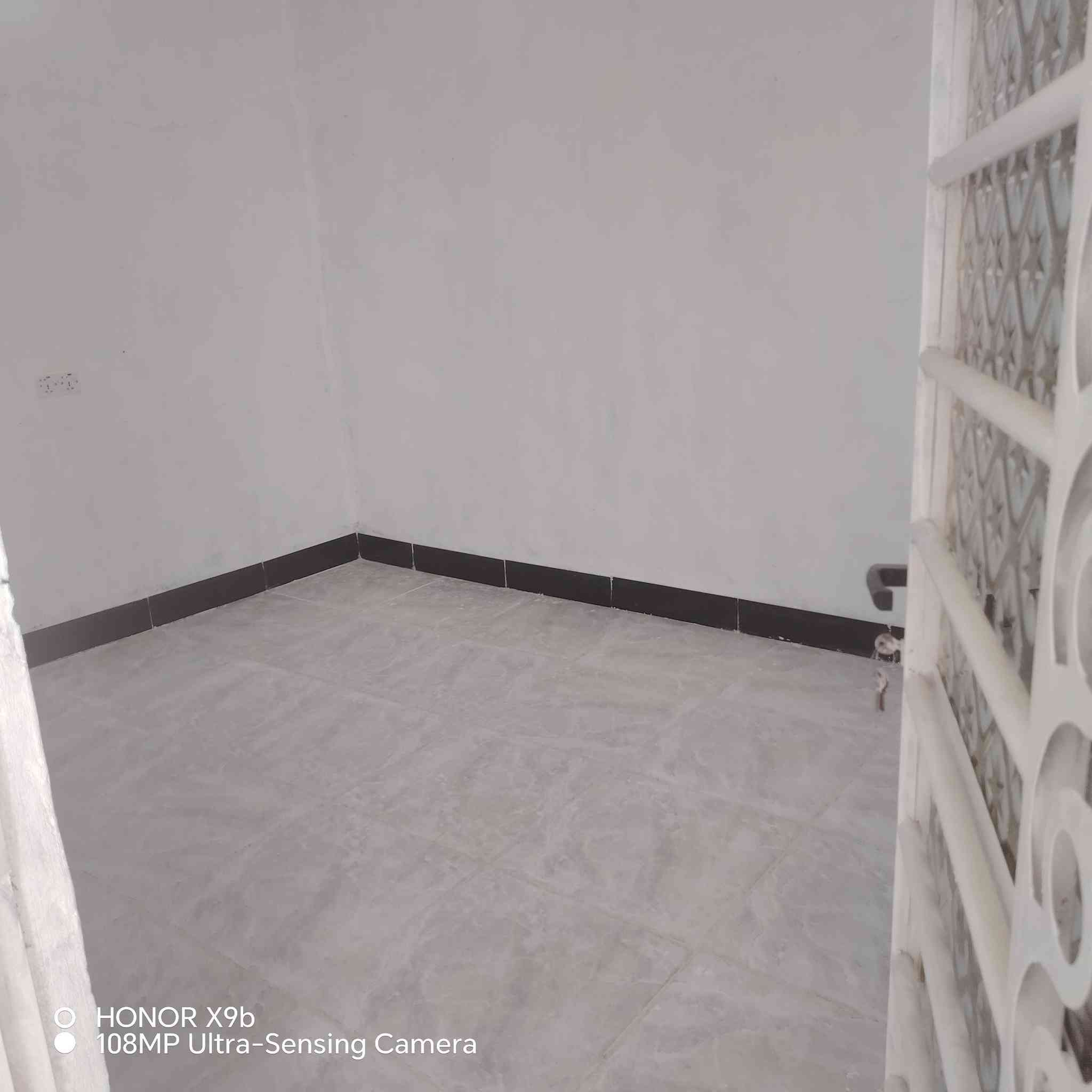 سلام عليكم  بيت مرقم بالديه 100متر غرفه وصاله ومطبخ وستقبال البيت بنيان جديد ماعايز كلشي سراميك اريضه بورنسلين بعد هواي بي  تفاصيل السعر 38 وبي مجال شارع المطار الجديد حي صدر الثالث ***********
