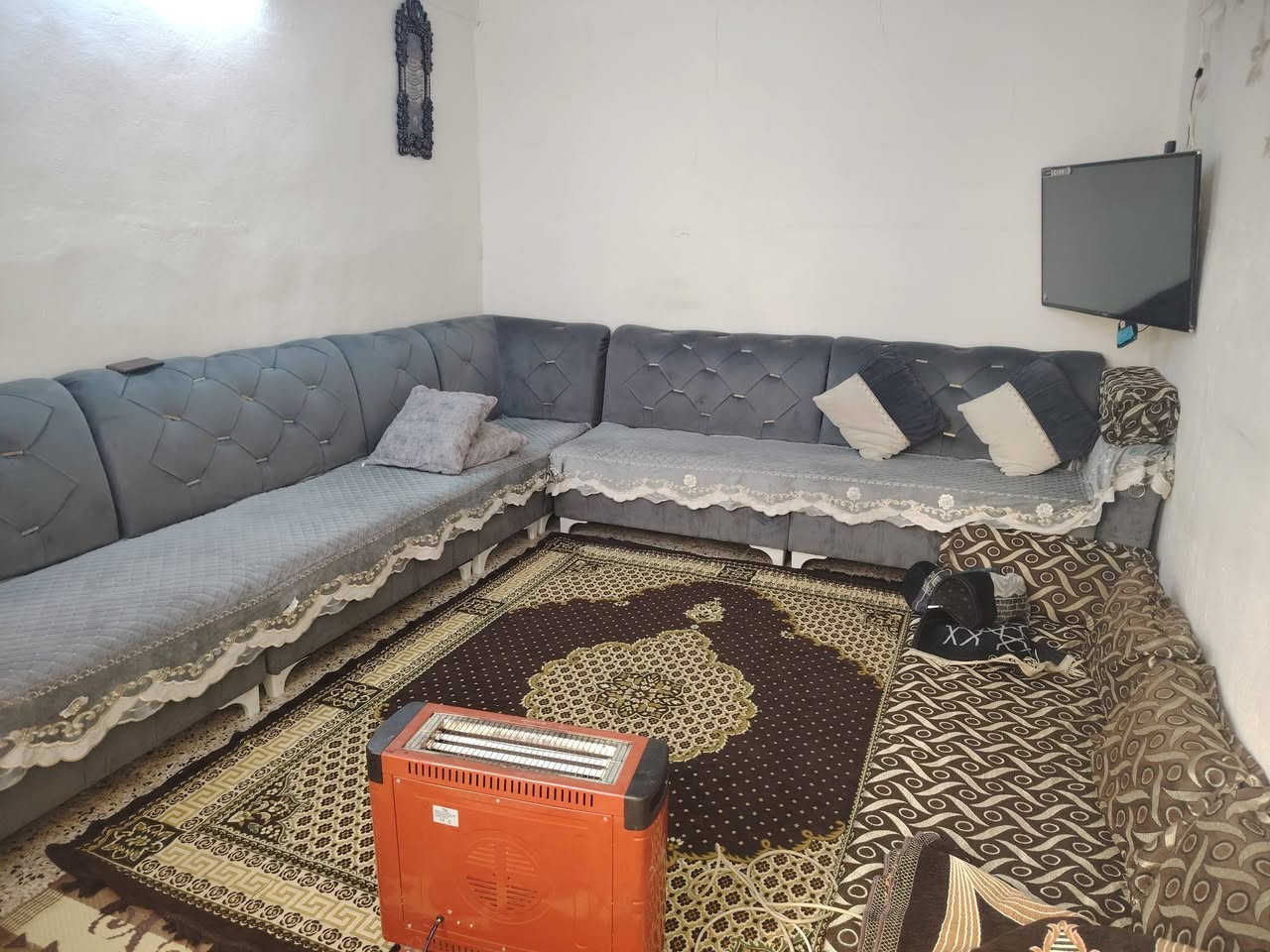 سلامو عليكم بيت مساحه 115 متر ما محرر زراعي يحتوي البيت على 4 غرف البيت  عنوان حمام السجن رقمي*********** التواصل عبر واتساب
سعر62مليون وبي مجال
