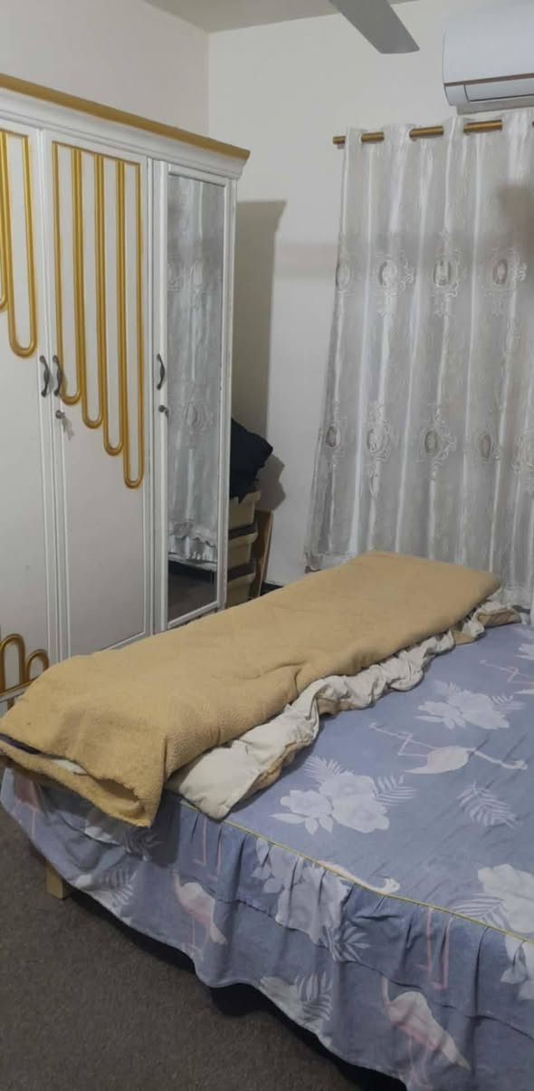 السلام عليكم 
بيت للبيع بلدية معاملة كاملة واصلة للتثمين 
مساحة 200 
العنوان شارع 80 حي العسكري قرب مخبز مهند
100 بناء و100 حديقة 
تحتوي على استقبال وهول وغرفة ومطبخ وصحيات وغرفة ثانية ساندويج
السعر 55 وبي مجال 
للاستفسار اكثر مراسلة الصفحة


**إذا كنت صاحب هذا الإعلان وتريد حذفه لأي سبب، رجاءا أرسل رسالة إلى الدعم الفني**