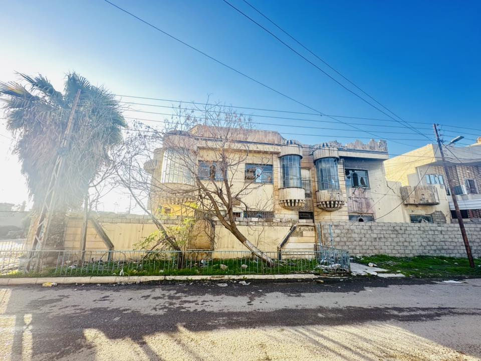 دار للبيع – موقع مميز
في حي الميثاق قرب حلويات الوتار 
مساحة 300 متر مربع، ركن على شارعين.
يبعد 20 متر فقط عن الشارع العام.
يتكون من طابقين ويحتوي على غرف نوم عدد 6
وهولين ومطبخ ومخزن وكراج وسرداب تحت البيت.

قابل للترميم والتجديد حسب الرغبة.
الدار شبه تجاري 
مناسب للسكن أو للاستثمار التجاري.

سند جديد (طابو الزهور) مع إمكانية التحويل المباشر.
التعاقد والتعامل مباشرة مع المالك الشرعي.
البيع بدون وسطاء

✨ فرصة مميزة للتملك الفوري
للاستفسار اكثر مراجعة مكتب التطوير للعقار سايدين الميثاق مقابل مطعم رائدر بدر وقرب جامع لا إله إلا الله 
اوالاتصال على الارقام التالية🔸🔹  

 *********** واتساب + فايبر
‏*********** واتس + فايبر 
*********** واتس + فايبر
 *********** واتس + فايبر

1️⃣ يوجد بيوت  للبيع  سكني تجاري🏭
2️⃣ يوجد اراضي للبيع سكني زراعي🏡
3️⃣ يوجد تعقيب تحويل ملك عقار📋
4️⃣ يوجد  كادر مساحين اراضي📐
5️⃣يوجد كادر بناء بيوت 🧱
6️⃣ يوجد كادر تفليش بيوت 🏗
🔹 نستقبل كافه العروض التجاريه والسكنيه 
🔹وعروض الايجارات على مدار 24 ساعه
