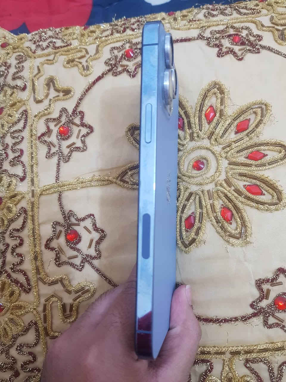 السلام وعليكم شباب ايفون 13برو ماكس بطاريه 80ذاكره 256لون بحري جهاز نظيف كلش مابي اي شي مامفتوح كلشي شغال بي بس فقط هذه كسر بالشاشه مامئثر عله كام موجود تصوير ماته سعر من اخير اجيك  675 موجود وتساب ***********
