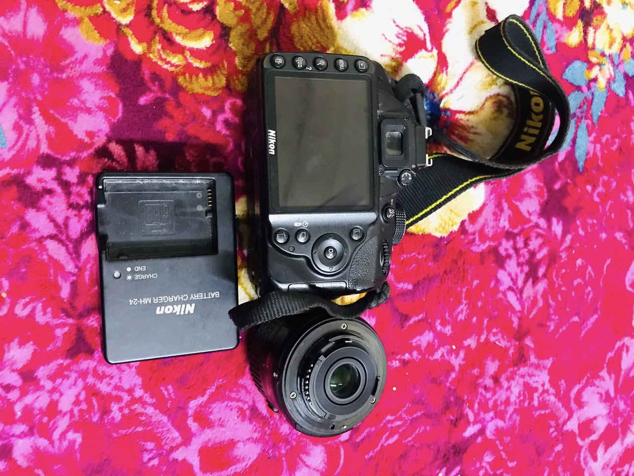 سلام عليكم :
كامره نيكون :3200:
كامله مكمله عدسه 18/55 رام ساندسك 32 مع حزام
السعر 300 وبيه مجال للطيبين 
***********.  واتساب
