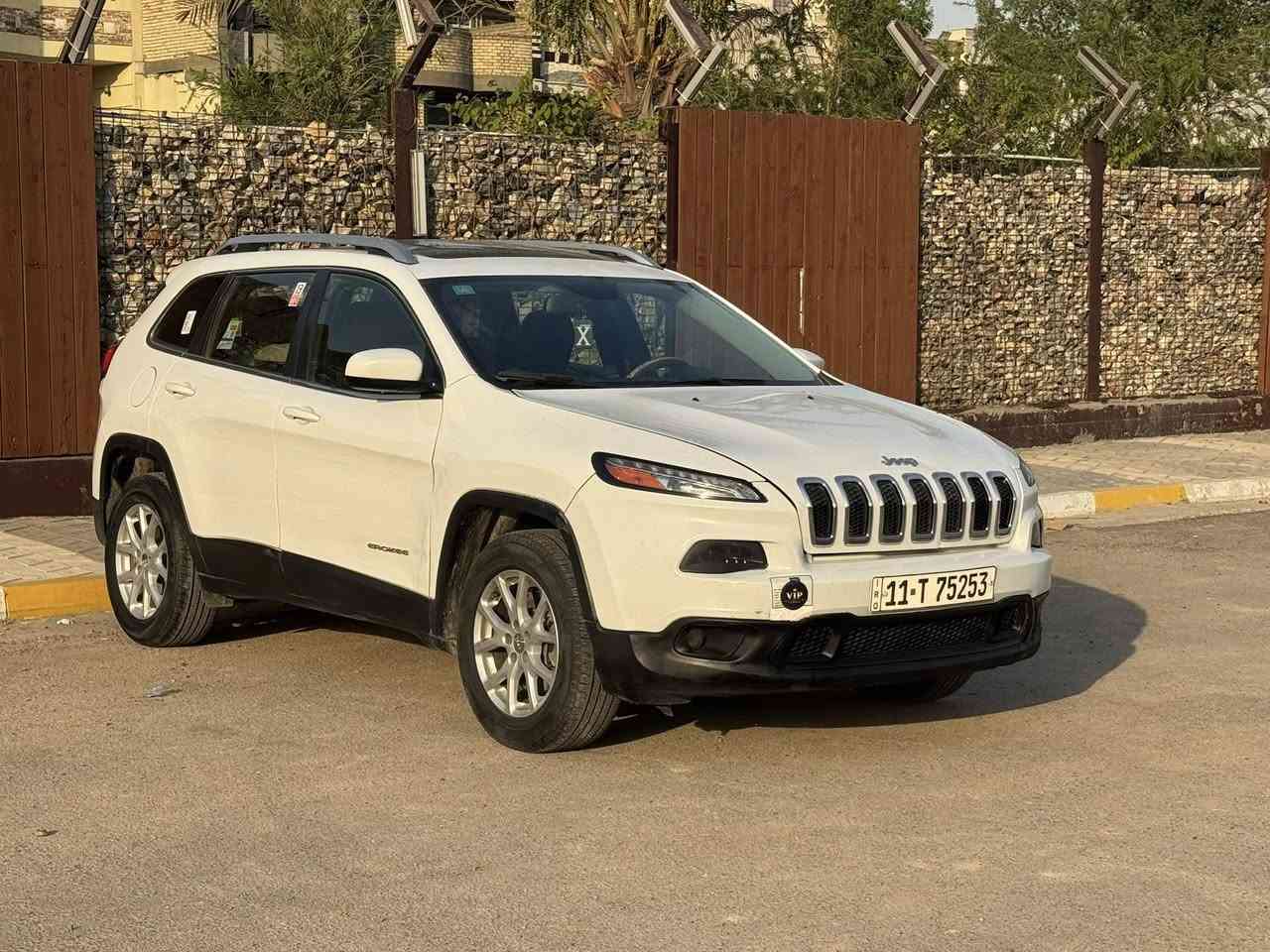 جيب شيروكي بزون 2017 للبيع 
وارد امريكي حادث جاملغ فقط وبيهة بابين صبغ بدون ضرر 
كير مكينه على وضع الشركه محرك 4 سلندر 2400 
مواصفات فول 1/1 ( بانوراما / شاشه جبيره / تبريد قطعتين / سايد بريك دكمه / تشغيل عن بعد / زنون / وباقي المواصفات المعروفه ) 
رقم بغداد مشروع وطني بااسمي سنويه وهزه جديده 
مكاني بغداد 
السعر :- 104 وبي مجال 
للاستفسار :- ***********

