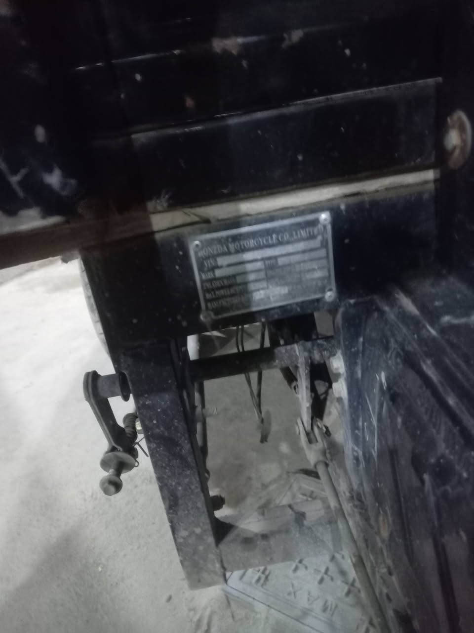 سلام عليكم ستوته للبيع موديل 21منفيس وبليته كهربائيات كلها شغاله فحل عالي بس بيها انمره اثاني وثالث يفلتن اسعر مليون و600وبيها مجال ***********
