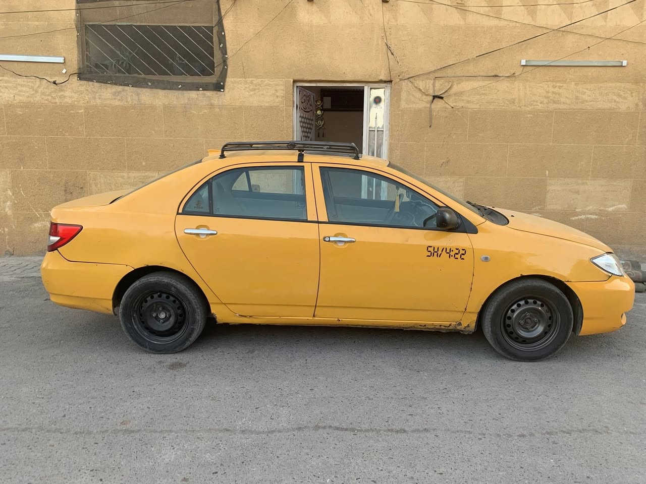 ‏سلام عليكم سيارة إف 3 كير عادي محرك لانسر مقفولة لا تبخير ولا تنقيص مثل ما موضح لكم بالصورة السيارة فقط بي معجون بالباب الأمامي رقم إنجليزي سنوية جديدة رقم إنجليزي  مصفره هيئة غرامات سعر 46 وبيها مجال  *********** 
مكاني بغداد شعب سبع اقصورً ￼
