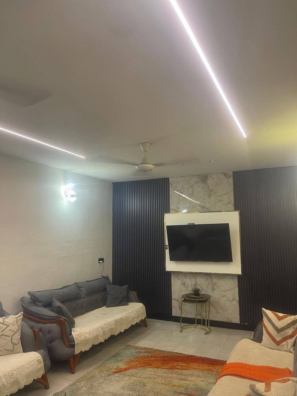 سلام عليكم بيت للبيع 200 متر منطقة الشرطة الرابعة قرب مجمع رزان طابو صرف
كراج مساحه كبيره

طابق الارضي مطبخ وصالة وحولي وغرفتين نوم

الطابق الاول غرفتين وحولي وصحيات

سطح اول وسطح ثاني مخزن كبير للاستفسار

الاتصال او واتساب ***********
