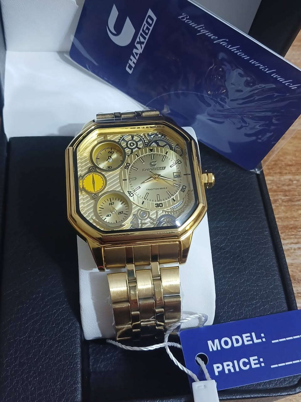 ساعه باله طلعتلي بهذا الشكل جمال واناقه سناتر شغاله كوالتي وزن ثقيل السعر الف التوصيل  27 الف مع علبته الاصليه
تتميز هذه الساعة بتصميم عصري يجمع بين المظهر الميكانيكي (الهيكل المفتوح "skeletal") وحركة الكوارتز الدقيقة. 
أبرز مواصفات الساعة:
نوع الحركة: حركة كوارتز (تعمل بالبطارية) مع ميزة الثواني المتصلة (sweep movement) في بعض الإصدارات.
التصميم: هيكل مربع الشكل بقطر حوالي 41 مم.
المميزات:
عرض التاريخ.
ميناء يحتوي على مناطق زمنية متعددة أو عدادات إضافية (سنتات) تعمل بشكل كامل.
مقاومة للماء للاستخدام اليومي البسيط (مثل الرذاذ).
سوار من الستانلس ستيل (الفولاذ المقاوم للصدأ) المطلي باللون الذهبي
.


**إذا كنت صاحب هذا الإعلان وتريد حذفه لأي سبب، رجاءا أرسل رسالة إلى الدعم الفني**