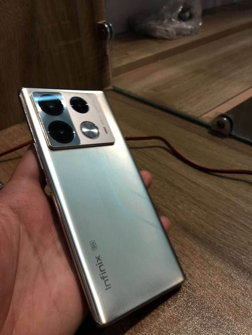 📱 مواصفات Infinix Note 40 Pro 5G

🔹 الشاشة:  
• AMOLED منحنية 6.78"  
• دقة 1080 × 2436  
• معدل تحديث 120Hz  
• حماية Corning Gorilla Glass

🔹 المعالج:  
• MediaTek Dimensity 7020 5G

🔹 الذاكرة والتخزين:  
• RAM 8GB  
• ROM 256GB

🔹 الكاميرات:  
• خلفية ثلاثية  
  ‣ أساسي 108MP + OIS  
  ‣ عدستان 2MP  
• أمامية 32MP

🔹 البطارية والشحن:  
• 5000mAh  
• شحن سريع 45W  
• شحن لاسلكي 20W (MagCharge)

🔹 نظام التشغيل:  
• Android 14 مع واجهة XOS 14

🔹 الميزات الإضافية:  
• دعم شبكات 5G  
• NFC  
• IR Blaster  
• صوت JBL  
• تصنيف IP53 لمقاومة الرذاذ

🔹 تصميم خاص:  
• إصدار Racing Edition  
• تعاون في التصميم مع BMW Designworks

📌 جهاز قوي في فئته، شاشة ممتازة، كاميرا 108MP، وشحن سريع ولاسلكي.

الجهاز حلو سلس موصفاته مثل ممكتوبه مستعمل نضيف عيبه الوحيد الشخوط الي بالشاصي مال كامره و العدسات ممشخطه لتخاف 
الجهاز متور في مركز الضمان عنوان 
كميره مقابل مكتبه الناصر مجاور اسواق ليان بغداد, العراق


**إذا كنت صاحب هذا الإعلان وتريد حذفه لأي سبب، رجاءا أرسل رسالة إلى الدعم الفني**