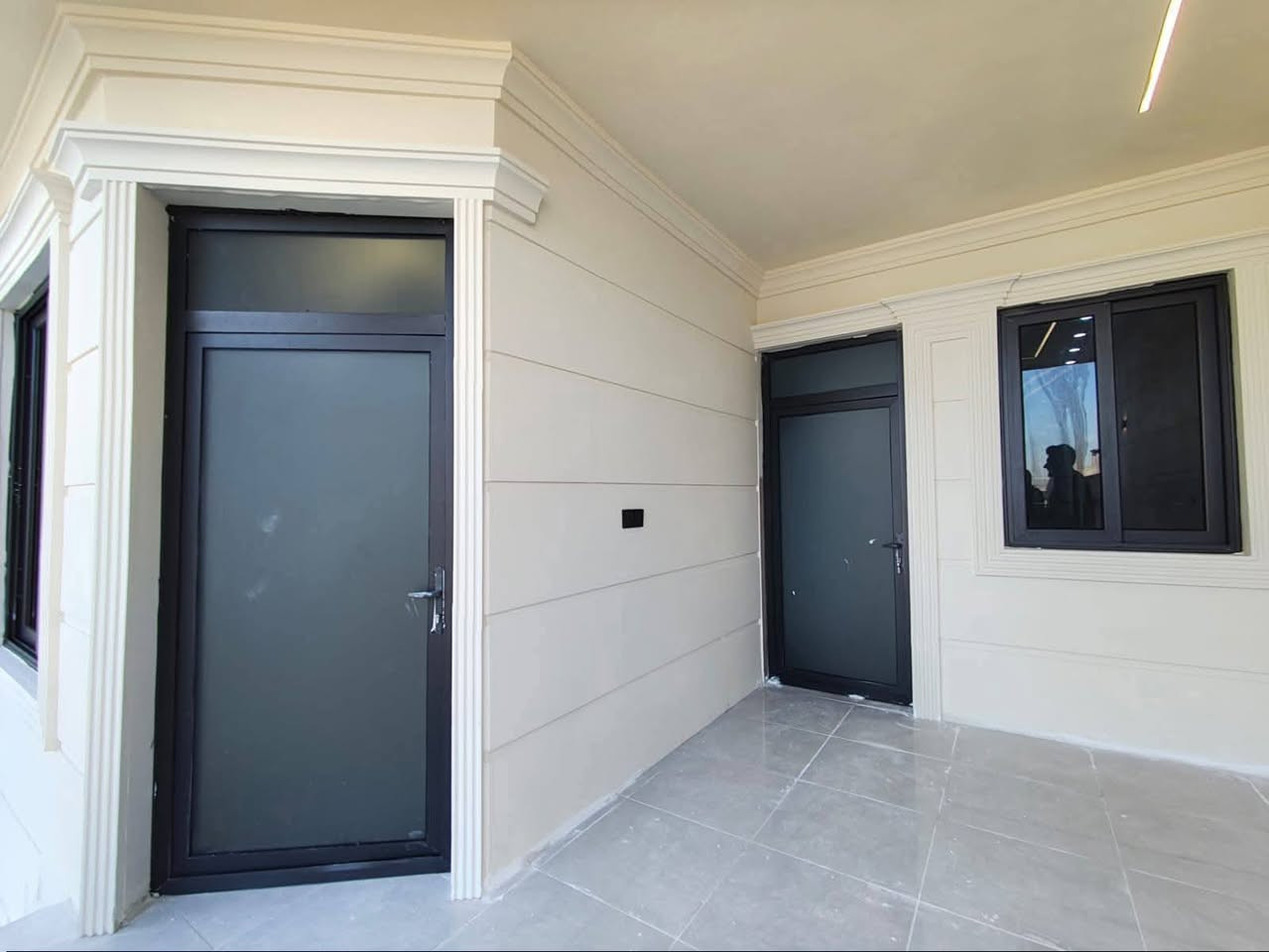 دار للبيع ١٥٠ متر طابقين  طابو عنوان حريه قريب من سايدين سوك حريه البيت جديد يتكون من كراج سياره استقبال و مطبخ و هول نوم عدد اثنين نظام دكت مركزي ومغربي طابق ثاني نفس تصميم هاتف  ***********/***********
