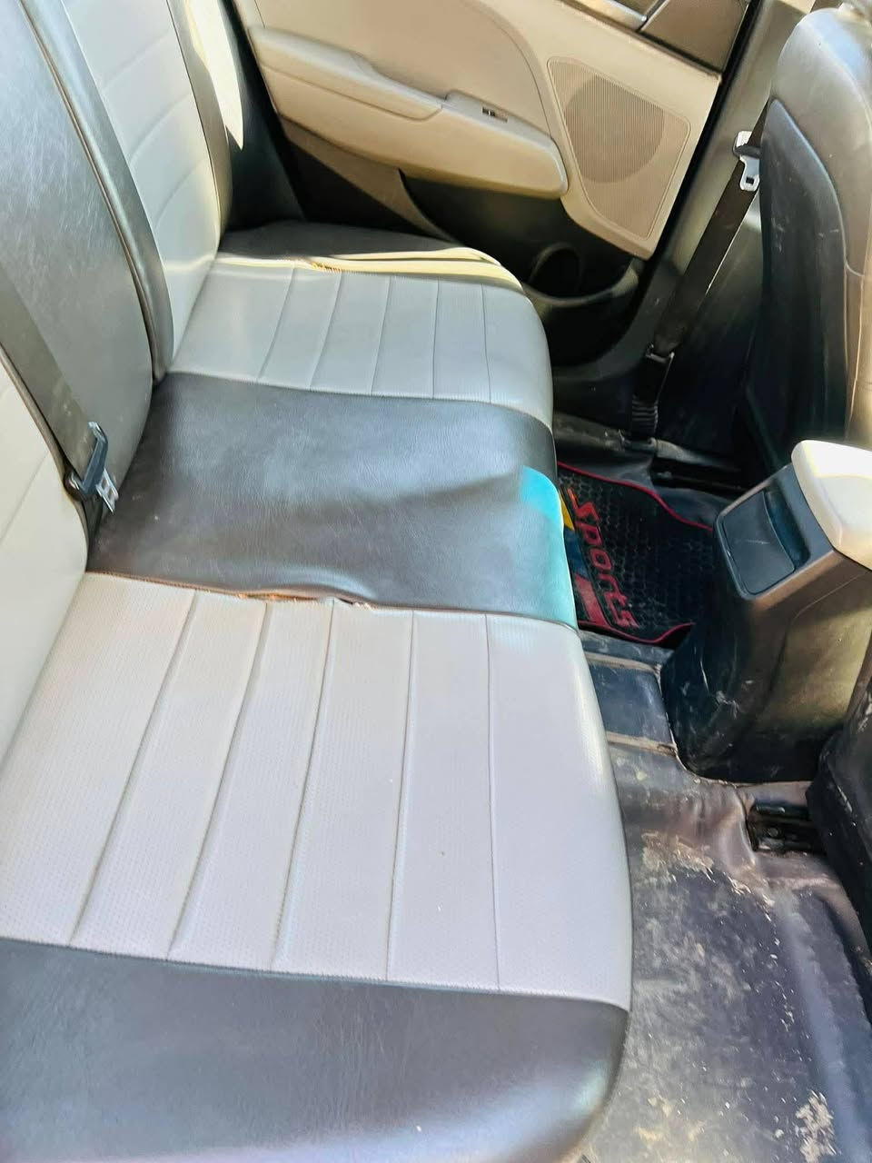 سلام عليكم توسان2009خليجي فول مواصفات 1/1مكينه2000دوش كير ومحرك وحداديه كفاله تخم تاير جديد مال جناي جاهزه الاخير تبريد شغال بيها3قطع صبغ فقط السياره كلش جديده حته جراد ما بيها
السعر88وبيها مجال 

الاتصال***********

مامتواجد بلخاص 👆👆

مواصفات السياره 

فتحه سلايت 

كشنات حلد 

اشاير بلمري 

نضام ايكو
مكان سيارة موصل حي أنتصار شارع 30 بيت هيثم قشطة
