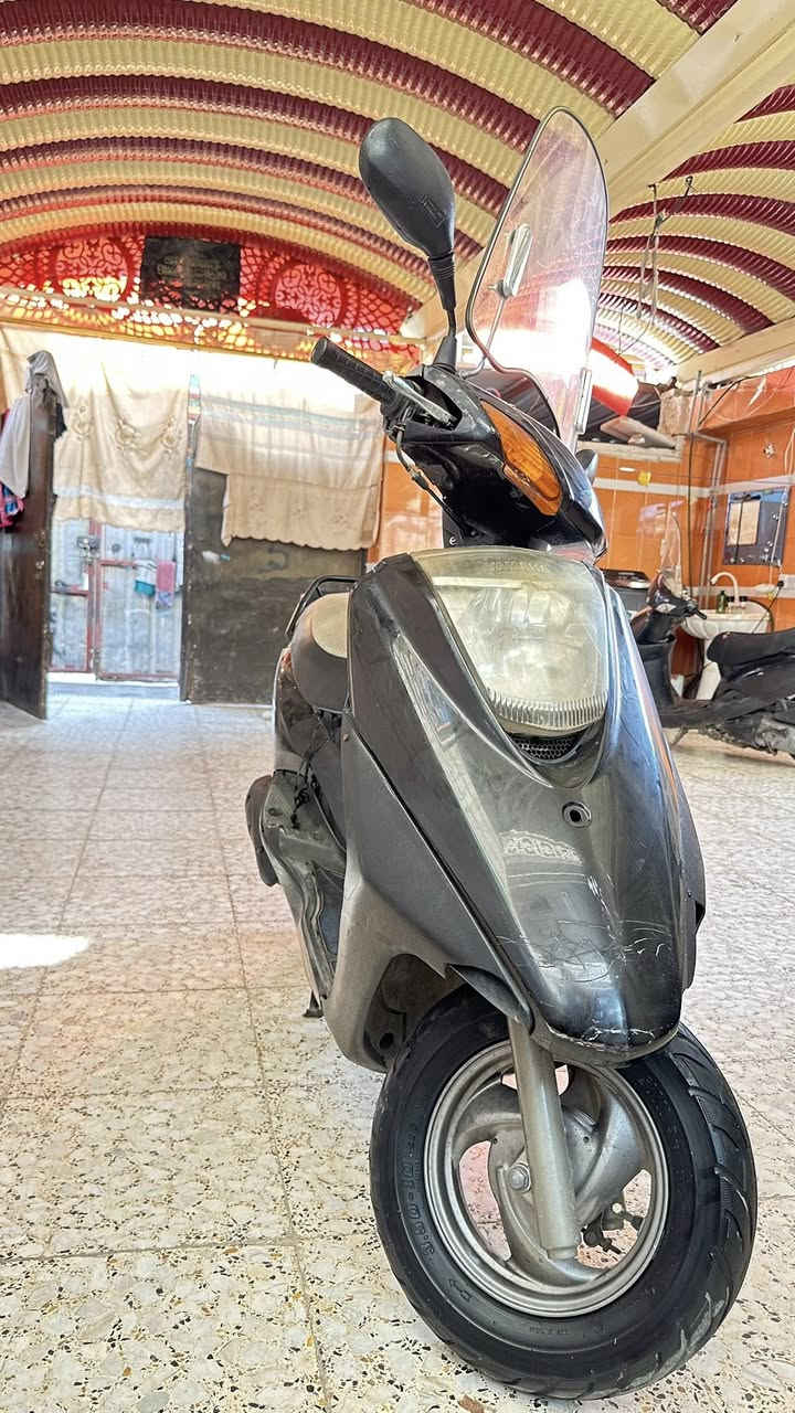 سلام عليكم بريز للبيع 
 مكينه توكف بصفهة متسمع صوتهة 
مكفوله 
بيه لايت زنون وجامه وسيبايه ومري 

مكاني الشعله ***********
سعر 650وبيه مجال
