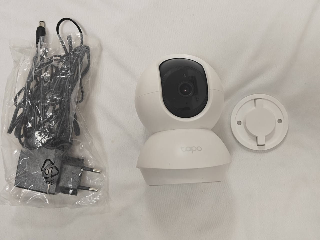 كاميرا المراقبة المنزلية TP-Link Tapo C200، هي كاميرا Wi-Fi ذكية مصممة للاستخدام الداخلي وتتميز بقدرتها على الدوران والإمالة لتغطية شاملة.

تصوير عالي الدقة 1080p Full لضمان وضوح التفاصيل.

تدعم الدوران الأفقي بزاوية 360 درجة والإمالة الرأسية بزاوية 114 درجة.

رؤية واضحة في الظلام التام.

تدعم الكشف عن الحركة، كشف الأشخاص، وتنبيهات بكاء الأطفال، مع إرسال إشعارات فورية للموبايل.

مزودة بميكروفون وسماعة مدمجين للتحدث والاستماع عبر تطبيق Tapo.

تدعم بطاقات microSD بسعة تصل إلى 512 جيجابايت.

السعر25


**إذا كنت صاحب هذا الإعلان وتريد حذفه لأي سبب، رجاءا أرسل رسالة إلى الدعم الفني**
