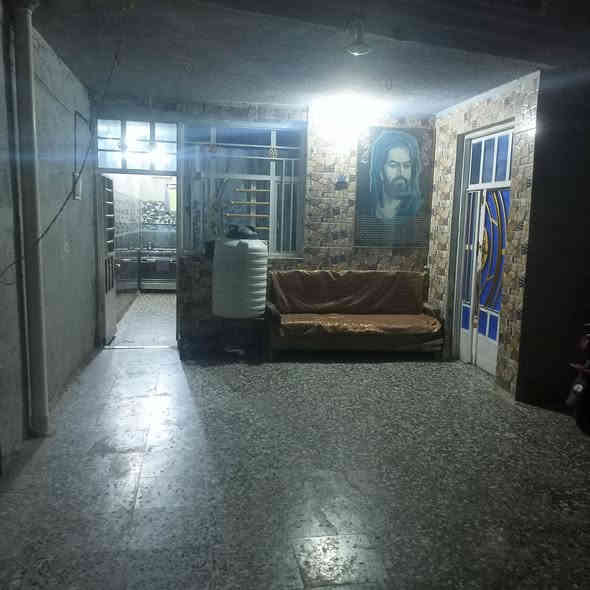 بيت اللبيع مساحة ٢٠٠ متر قاطين غرفتين نوم بل قاط الثاني وغرفتين جوة مكانة بغداد  قرب كراج الاسدي جامع زينب الكبرى شارع المواكب منطقة ٣٠٠ بل بداية السعر ١٤٥ هذ رقم والدي ***********
