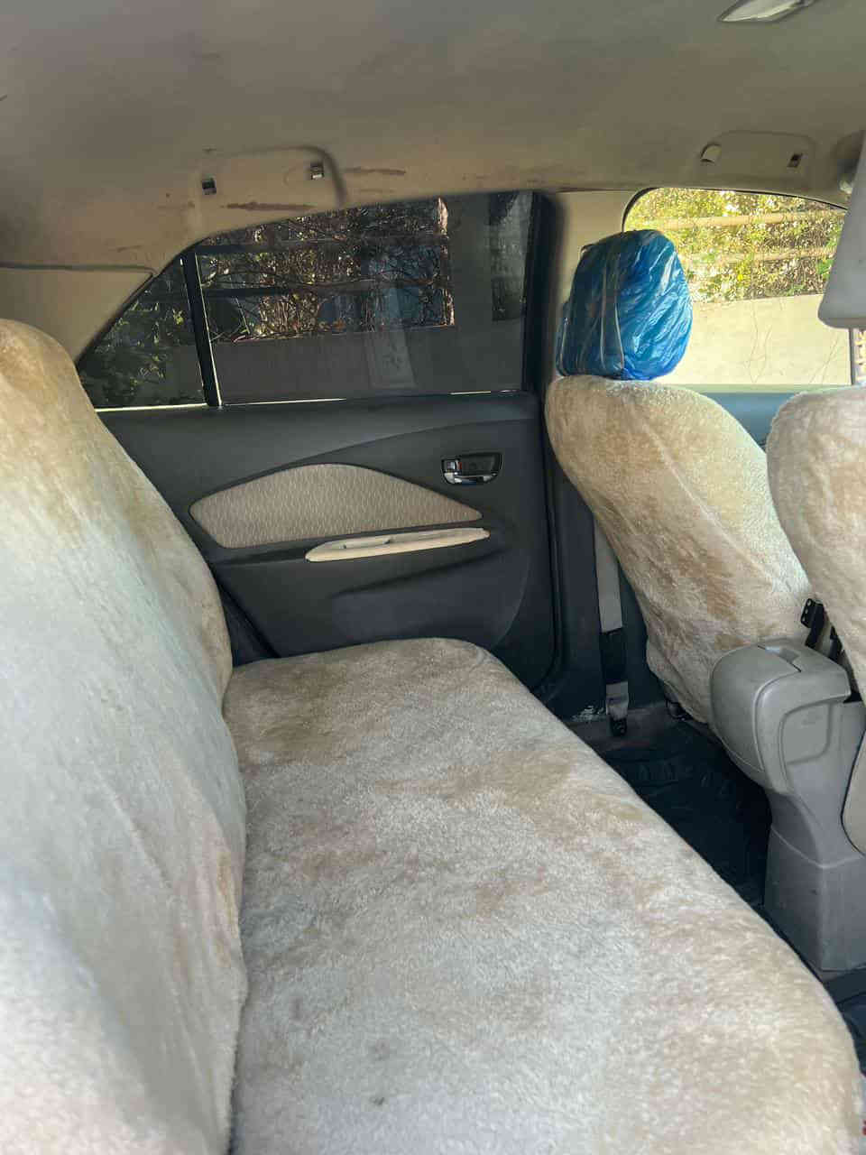 یارس 2009
بڕاوەی دوبەیە
گێڕ ئۆتۆ ماتیک 
دەبڵ گێچ و جام کارەبا و پێنج کەلە و ناوزەرد
چوار تایەی تازەیە 
هیچ لێدراوی نیە 
هەموو گیانی بەشەرت 

سعری 35 
***********
