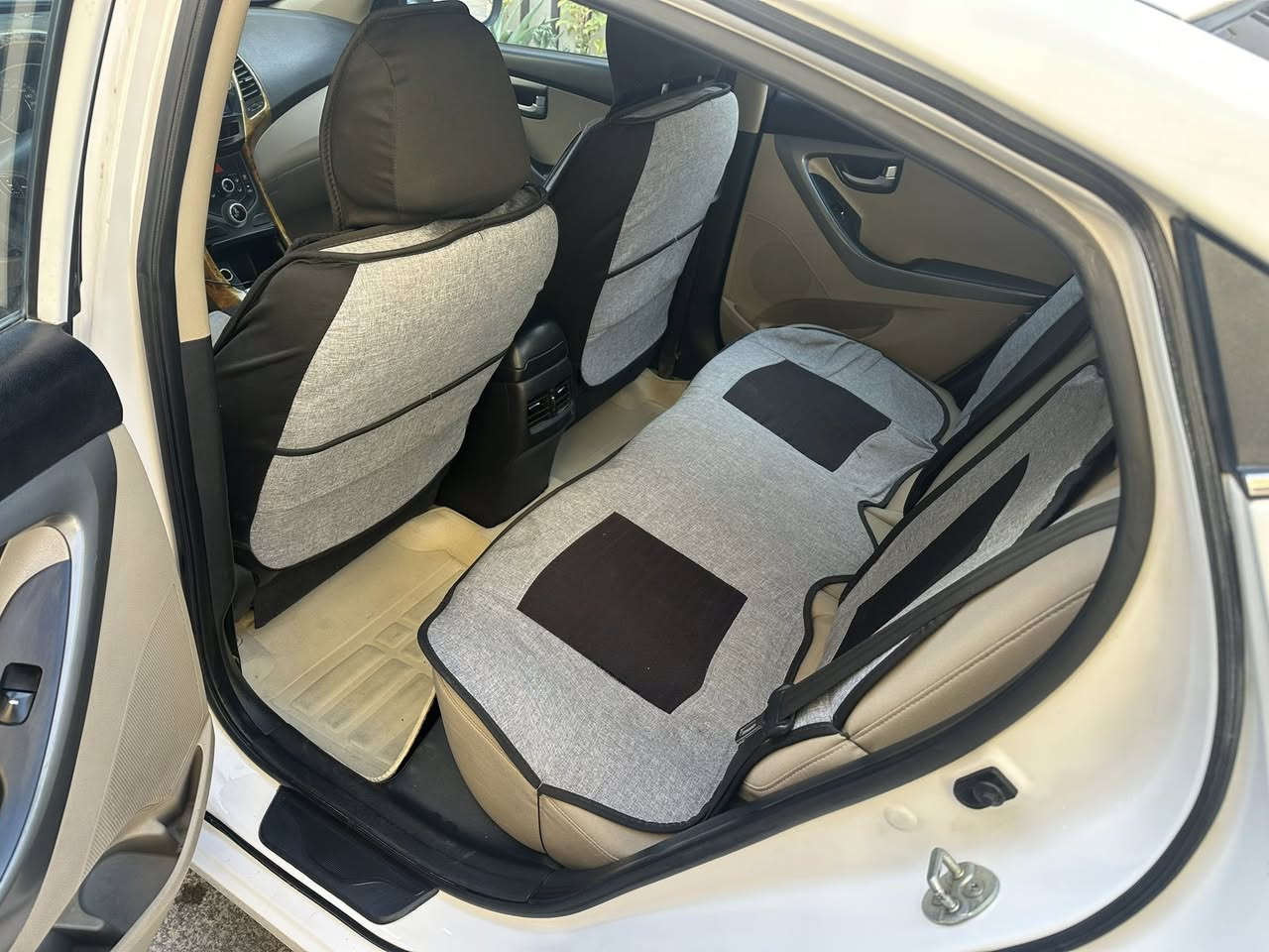 سلام عليكم 
النترا للبيع موديل 2014 خليجي 
رقم بغداد مشروع وطني 
محرك 1.800 
شرط لا تبخير ولا تنقيص 
السيارة بيها دعامية خلفية مبدلة فقط وبيها شخط بالباب والدوسة  موضح اثر دراجة ورصعة بالبنيد باقي السيارة كفالة من التبديل والصبغ 
مواصفات عادية
شاشة + كاميرا 
تحكمات مقود
فتحة
اشاير بالمرايات
مرايات شفط
منضومة تدفئة تبريد جديدة
منضومة زينون عالي / ناصي
السيارة ما بيها مصرف ربع دينار
السيارة ماشية/ 152 الف
مكانها بغداد / حي القاهرة 
السعر 120 $ وبيها مجال قليل 

للاستفسار   ***********
