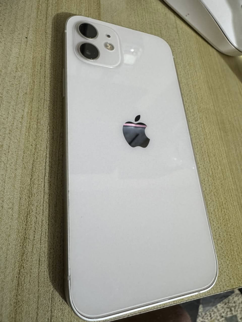 السلام عليكم
ايفون 12 للبيع 
ي بس هاي الضربه من جوه وكع من ايدي 
والباقي نظيف 100% 
كلشي بي شغال شرط الفحص
لا مفتوح ولا مبدل بي شي
بطارية 81 ، ذاكرة 128
السعر 300 الف وبي مجال للشراي 
عنواني حي الجهاد 
للتواصل ***********
