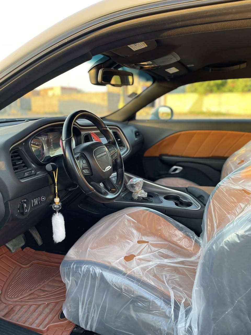 السلام عليكم
اللهم صلي على محمد واله محمد 
للبيع او المراوس
السيارة بحالة ممتازة وخالية من أي مشاكل فنية استعمال شخصي محرك وكير بحالة جيدة هيكل نظيف، وكلشي تمام وجاهزة للفحص .
الموديل : 2022
 • النوع:جالنجرv8/5700
 • اللون: سمنتي
 • العداد: 50ميل 
 • ناقل الحركة: اوتوماتيك.
حادثها من امريكا جاملغ وبنيد 
السعر 190 
رقم الهاتف ***********
