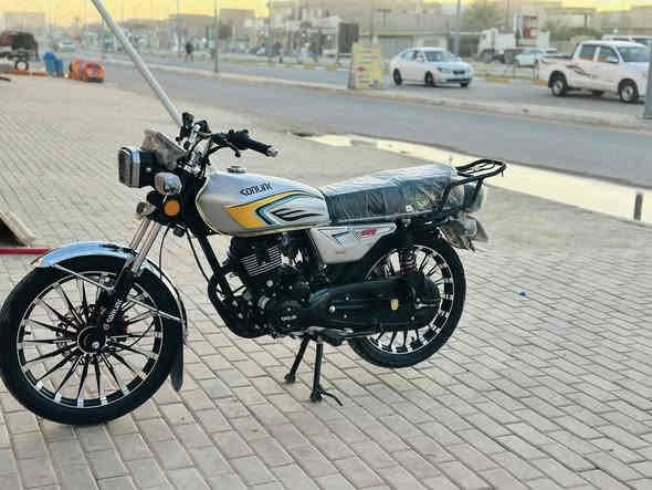 السلام عليكم شباب دراجه مديل 25 محرك 200 دراجه بعد جديده شخط مابيه ماشيه ٣الف  منفيس موجود وبصمه  ب٨٣٠وبيه مجال قليل ***********
