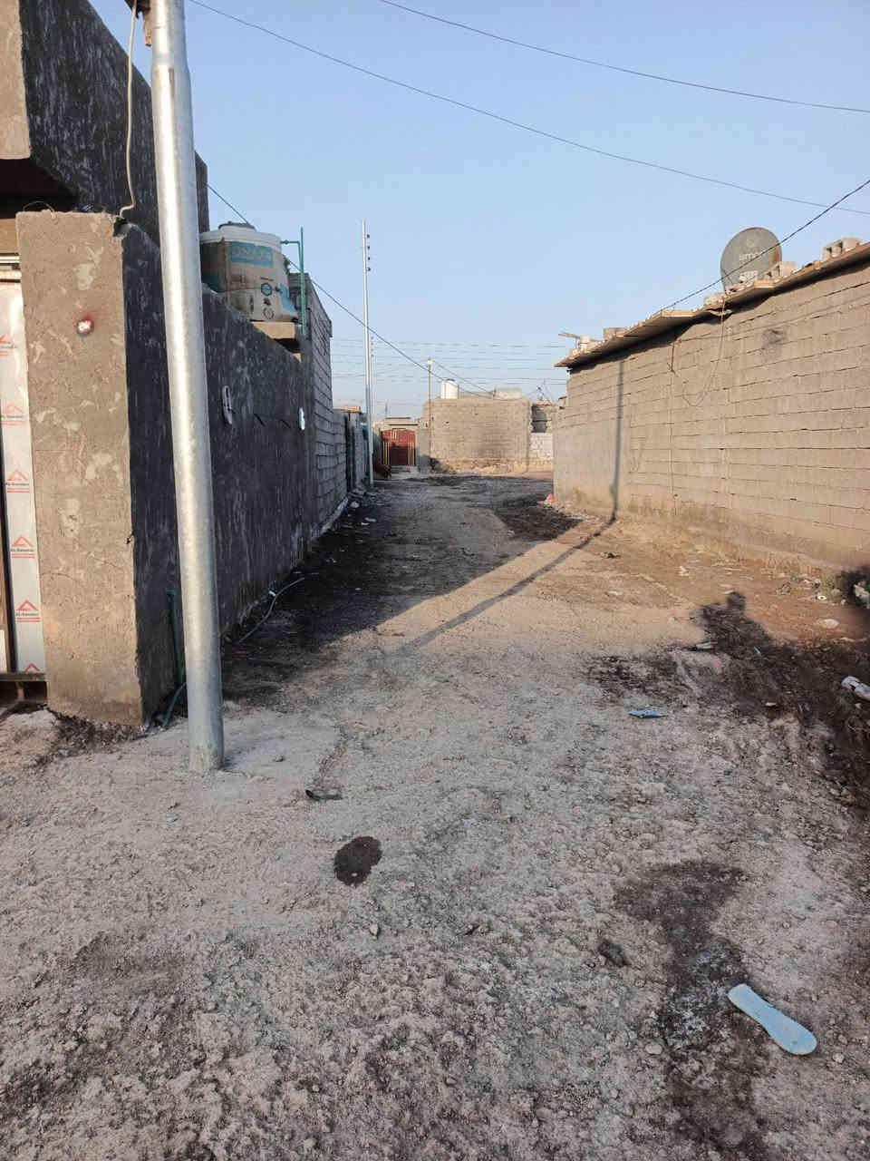 السلام عليكم ورحمة الله وبركاته
نصف دونم للبيع 1300متر 

بي ٦ ابيوت كامله 

٤ ابيوت السقف صب 

٢ابيوت السقف سندويش 

مساحة كل بيت ١٦٠ متر 

والشارع ٥ متر 

جسر ديالى منطقة جامع طه 

للاستفسار الاتصال على الرقم 

‏‪***********‬‏
