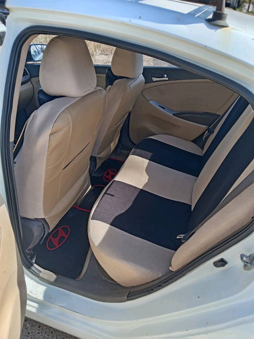 سياره للبيع
النوع: [اكسنت] الموديل: [2013] اللون: [أبيض]
مواصفات السياره : (مواصفات خليجيه)
 المواصفات: مكيف شغال،كامره خلفيه ،أيرباك،محرك (1600)،اوتماتيك،مقاعد كهرباء،جام كهرباء
، استخدام شخصي (رقم بغداد بأسمي)تحويل ثاني يوم 
ضرر السياره  (تبديل باب السايق)+بارد في الباب الخلفي+ صوت في ال(البور ستيرن)
الموقع: [بغداد/الفحامه/ قرب جزيره بغداد] للاستفسار: مراسلة على الخاص أو الاتصال على الرقم: [***********]